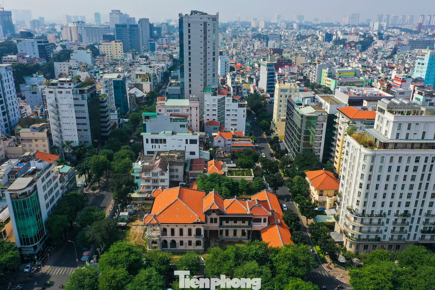 Căn biệt thự cổ này trước đây có tên là biệt thự Phương Nam do hai cụ Đặng Kim Chi (sinh năm 1938) và Nguyễn Kim Sa Dang (sinh năm 1934) là chủ sở hữu. Căn nhà được xây dựng trên khu đất 2.819 m2 theo kiến trúc Pháp cổ, là nhà cấp 2-3 gồm 2 tầng, với tổng diện tích sàn xây dựng là hơn 2.000 m2.