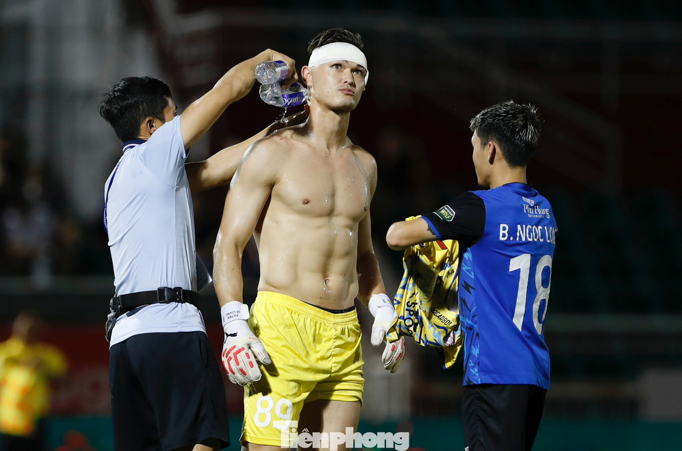 Các bác sỹ phải mất hơn 5 phút để sơ cứu vết thương cho Patrik Lê Giang. Các bác sỹ phải mất hơn 5 phút để sơ cứu vết thương cho Patrik Lê Giang.