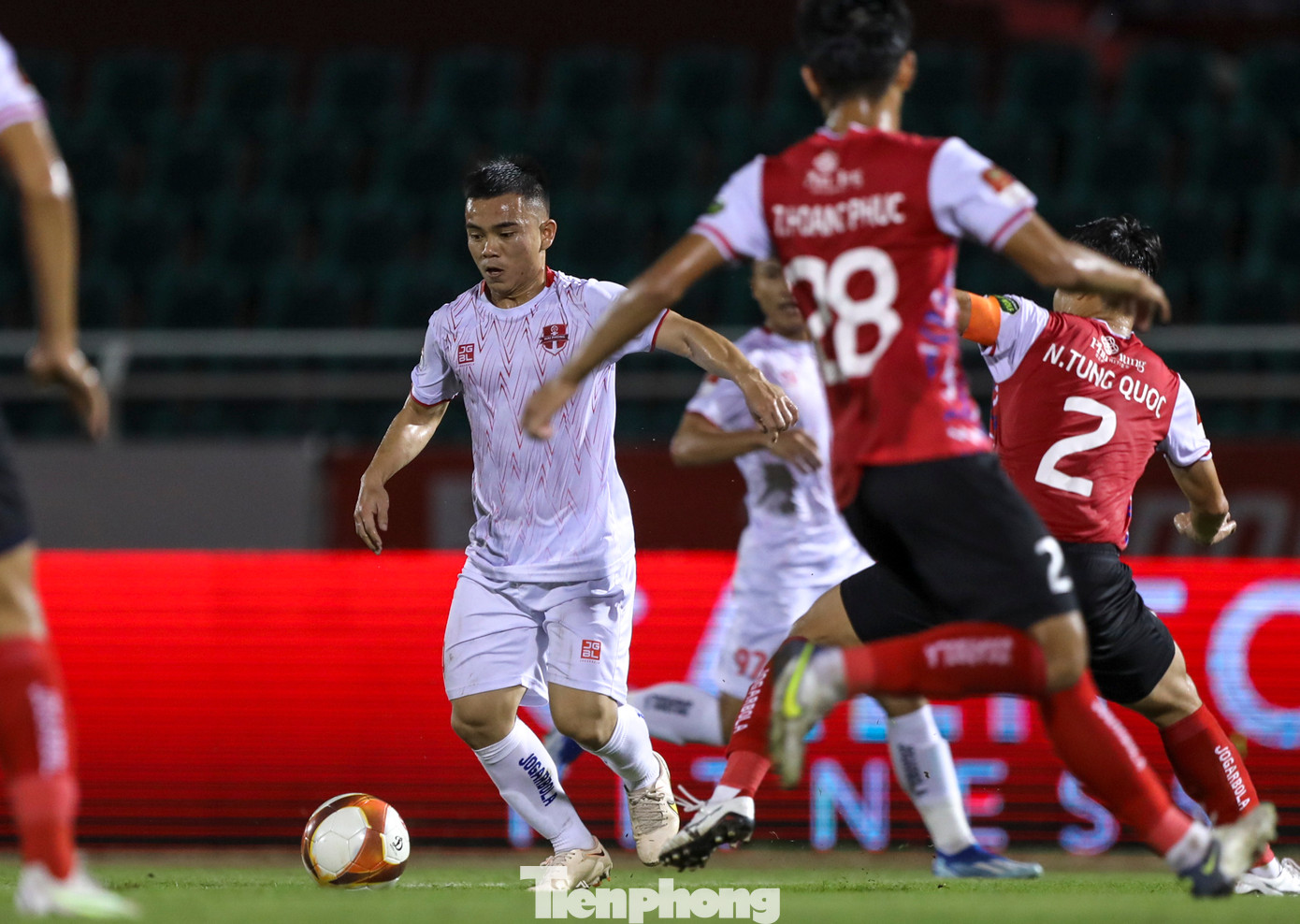 CLB Hải Phòng có lối chơi rất khó chịu và thực tế những phút sau đó họ đã đẩy cao đội hình để tạo sức ép trên phần sân của TPHCM. Liên tiếp những cơ hội được tạo ra, nhưng bàn thắng là điều mà HLV Chu Đình Nghiêm mong đợi lại vẫn chưa đến. CLB Hải Phòng có lối chơi rất khó chịu và thực tế những phút sau đó họ đã đẩy cao đội hình để tạo sức ép trên phần sân của TPHCM. Liên tiếp những cơ hội được tạo ra, nhưng bàn thắng là điều mà HLV Chu Đình Nghiêm mong đợi lại vẫn chưa đến.