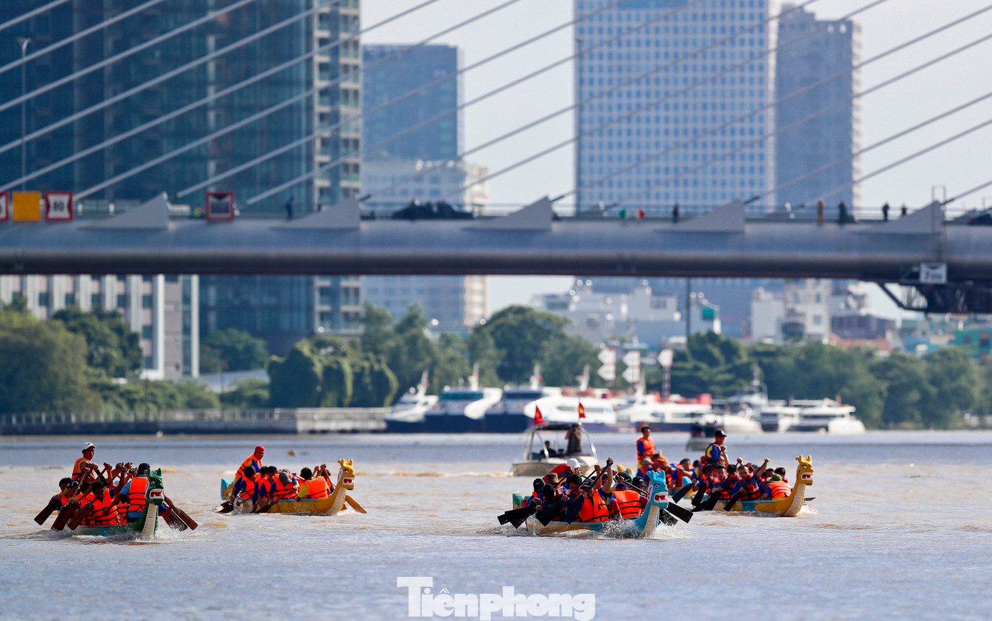 Kết thúc các hoạt động trình diễn dưới nước là đến cuộc tranh tài quyết liệt đến từ bộ môn đua thuyền.