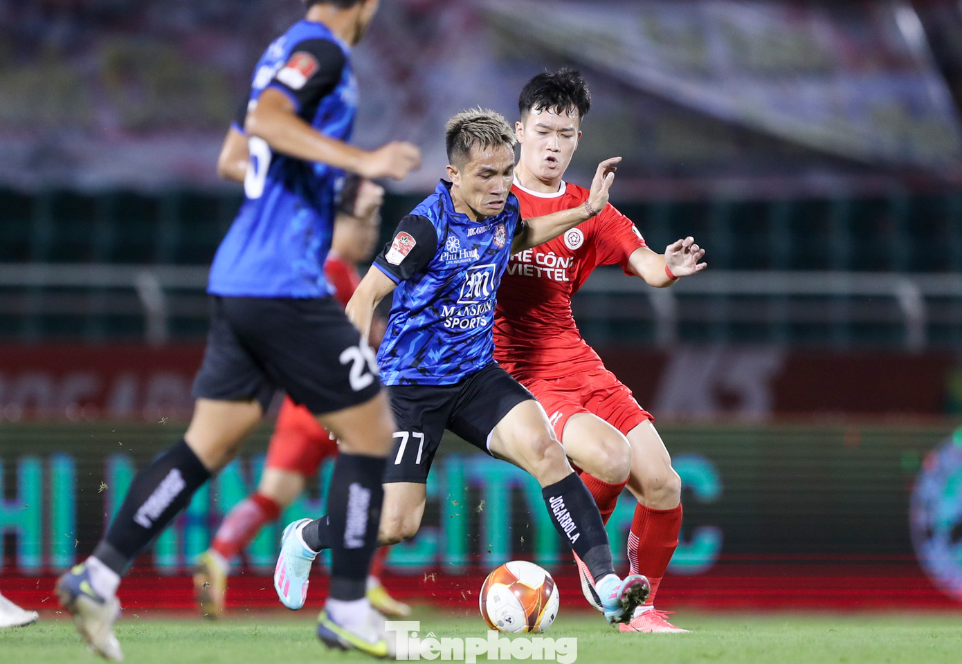 CLB TPHCM chơi lột xác hoàn toàn dưới thời HLV Phùng Thanh Phương. Lối đá phòng ngự chặt phản công nhanh của họ gây khá nhiều khó khăn cho đội khách Viettel. CLB TPHCM chơi lột xác hoàn toàn dưới thời HLV Phùng Thanh Phương. Lối đá phòng ngự chặt phản công nhanh của họ gây khá nhiều khó khăn cho đội khách Viettel.