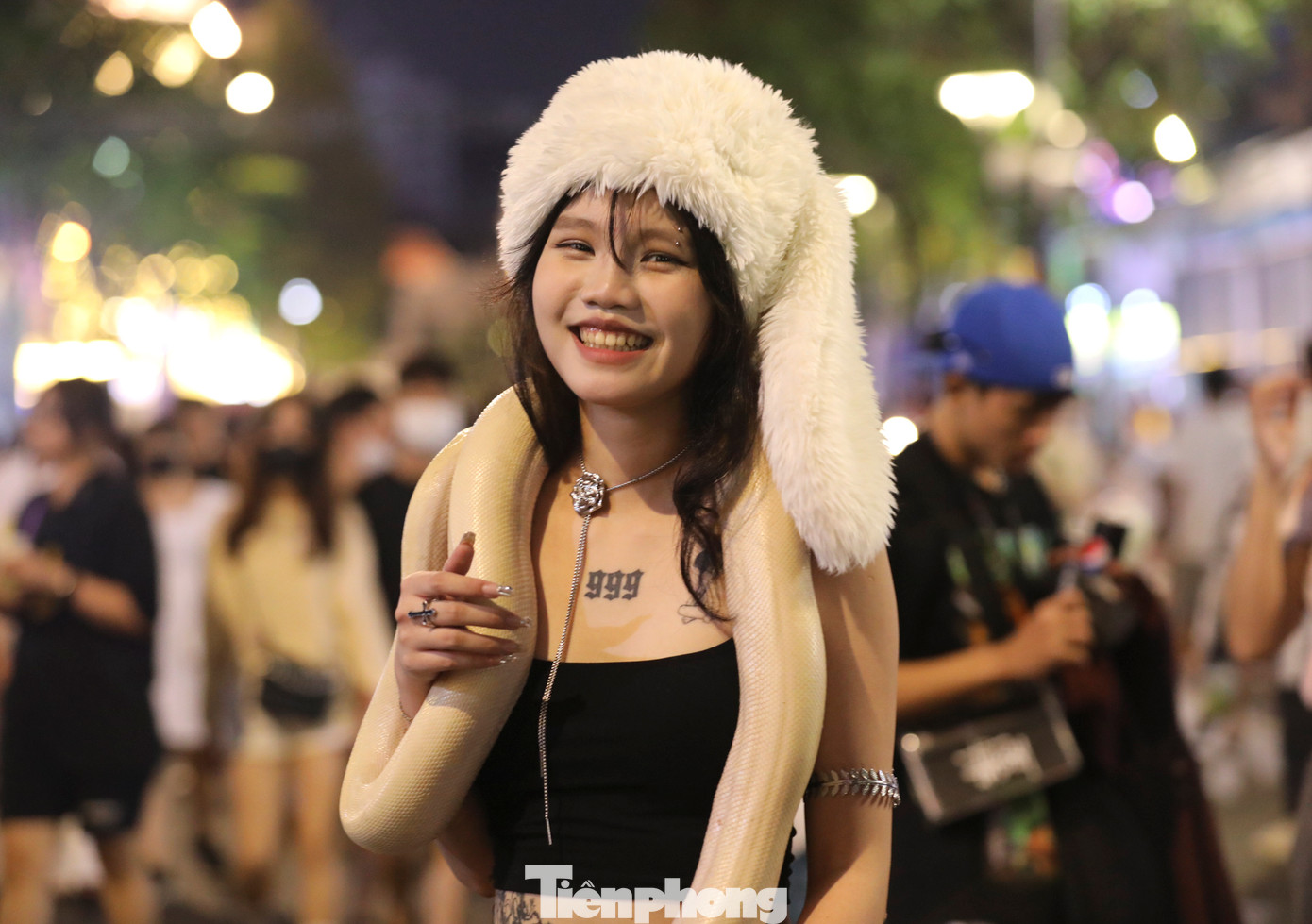 Các bạn trẻ diện những bộ trang phục, phụ kiện mang màu sắc Noel xuống phố để có những tấm ảnh lung linh nhất.