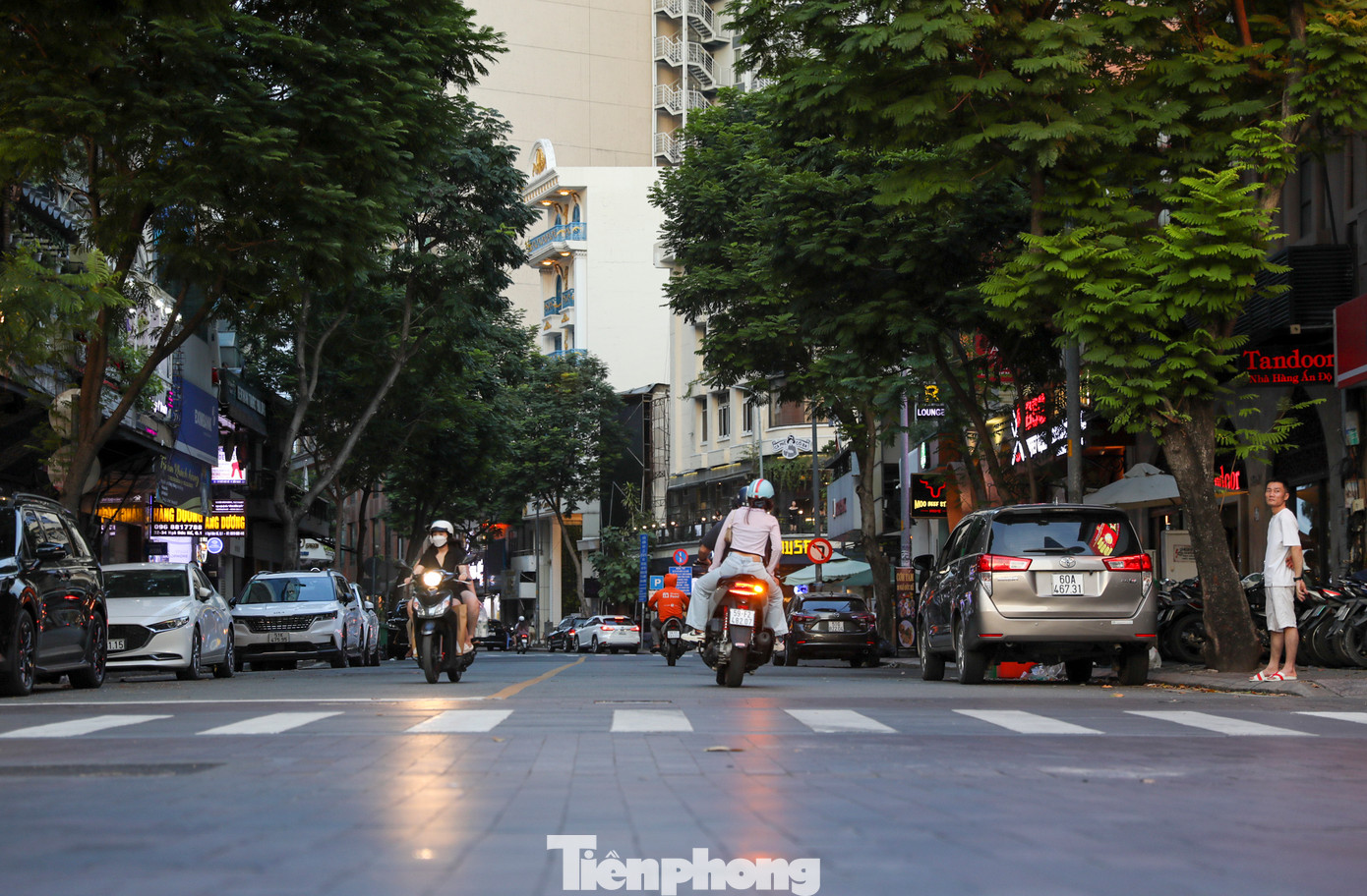 Theo UBND Quận 1, hiện có 6 đường nhánh giao với phố đi bộ Nguyễn Huệ, nhưng Quận 1 chỉ đề xuất làm bãi giữ xe trên lòng đường 3 tuyến, còn 3 tuyến đường không tổ chức giữ xe nhằm đảm bảo phòng cháy chữa cháy và cứu hộ cứu nạn khi xảy ra sự cố, gồm: đường Nguyễn Thiệp, Huỳnh Thúc Kháng, Tôn Thất Thiệp.