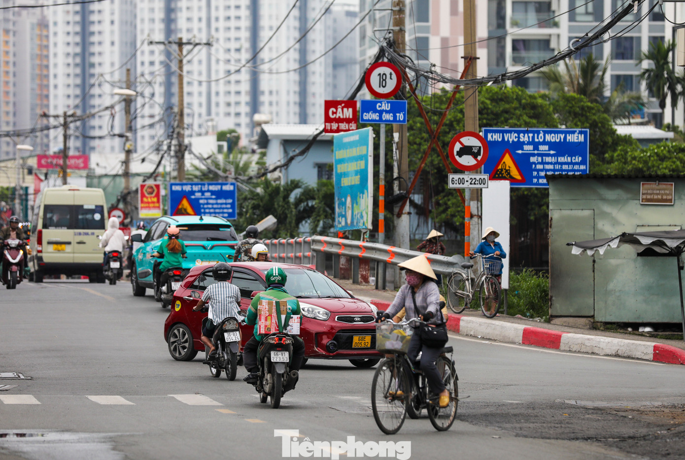 Đại diện của Sở GTVT TPHCM cho biết, do quy hoạch mặt đường Nguyễn Thị Định còn khá hẹp mà lượng xe cộ qua đây, nhất là container ngày càng tăng nên dẫn đến tính trạng xuống cấp nhanh chóng.