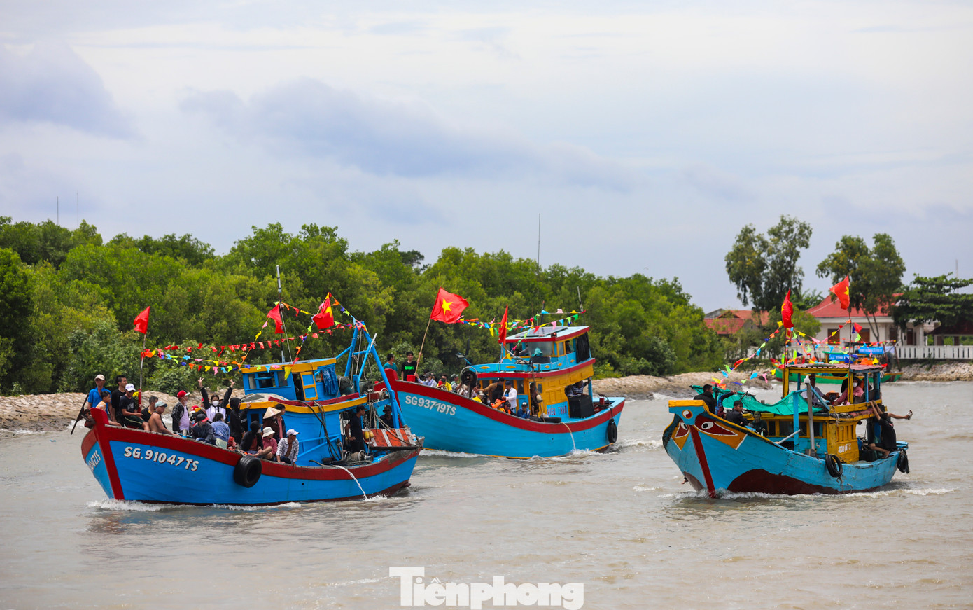 Theo dân gian truyền miệng, đức tin của những người con xứ biển luôn hướng về hai hình tượng tâm linh lớn nhất là Mẹ Quan Âm Nam Hải và Đức Ngài Cá Ông. Dù là ngư dân kéo lưới thả chài ở đâu đi chăng nữa, ai cũng tâm niệm khi đi biển gặp sóng to gió lớn, nếu cầu xin Ðức Ngài hiển linh thì Ðức Ngài sẽ hiện lên trong xác của một cá voi khổng lồ hộ tống tàu bè cập bến an toàn.