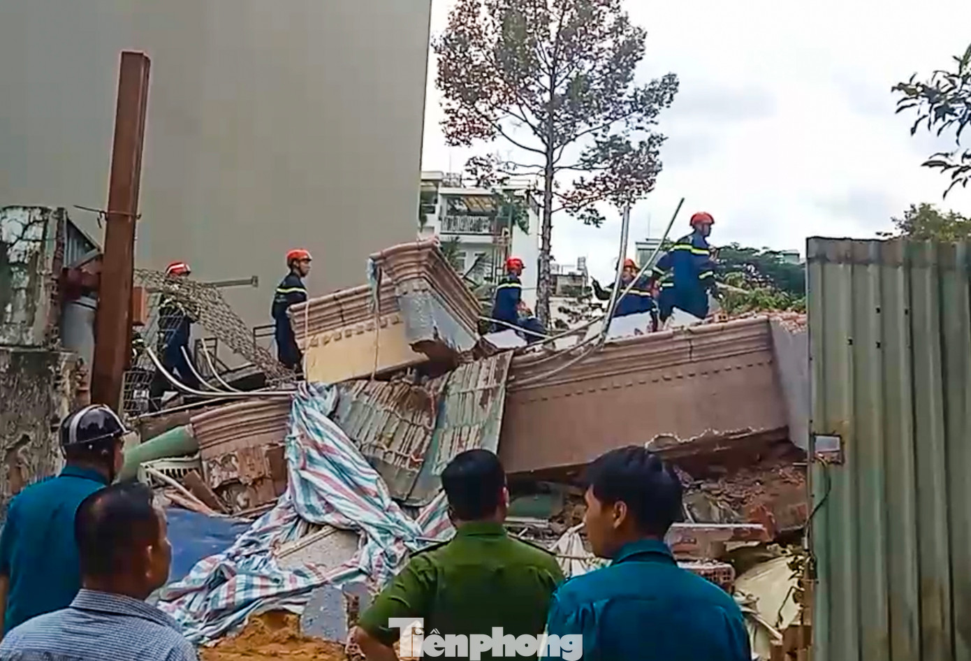 Thời điểm xảy ra vụ việc, căn nhà có 9 người, trong đó 2 người đã ở bên ngoài. Bên trong còn 7 người. 5 người đã được lực lượng chức năng quận Bình Thạnh giải cứu.