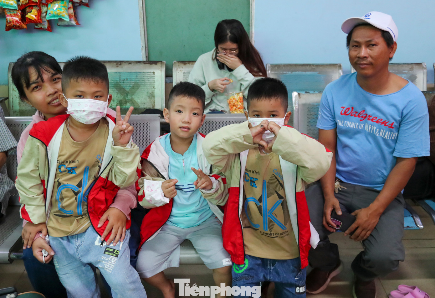 Anh Mạnh (ở Phú Yên) chia sẻ: &quot;Biết là di chuyển trong giờ cao điểm rất khó khăn nên cả gia đình tôi phải có mặt tại bến từ khá sớm. Năm nay lễ 2/9 được nghỉ dài nên tôi cũng muốn tranh thủ đưa vợ và các cháu về thăm quê&quot;.