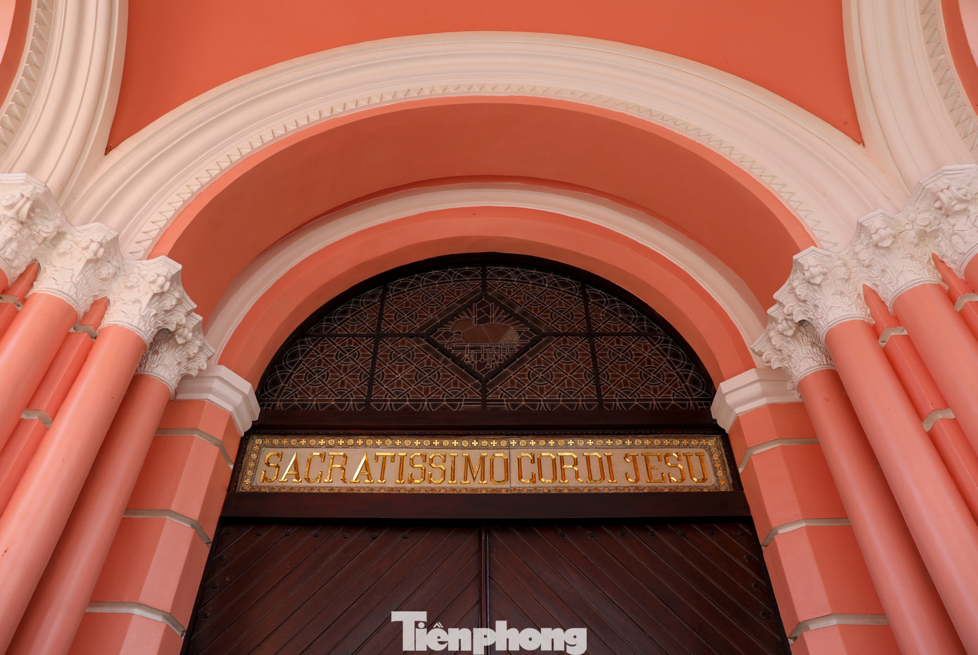 Màu hồng chính là điểm nhấn độc đáo, bắt mắt và đặc trưng riêng của nhà thờ Tân Định so với những nhà thờ khác tại Việt Nam. Người dân tại TPHCM cũng thường gọi là "nhà thờ màu hồng".