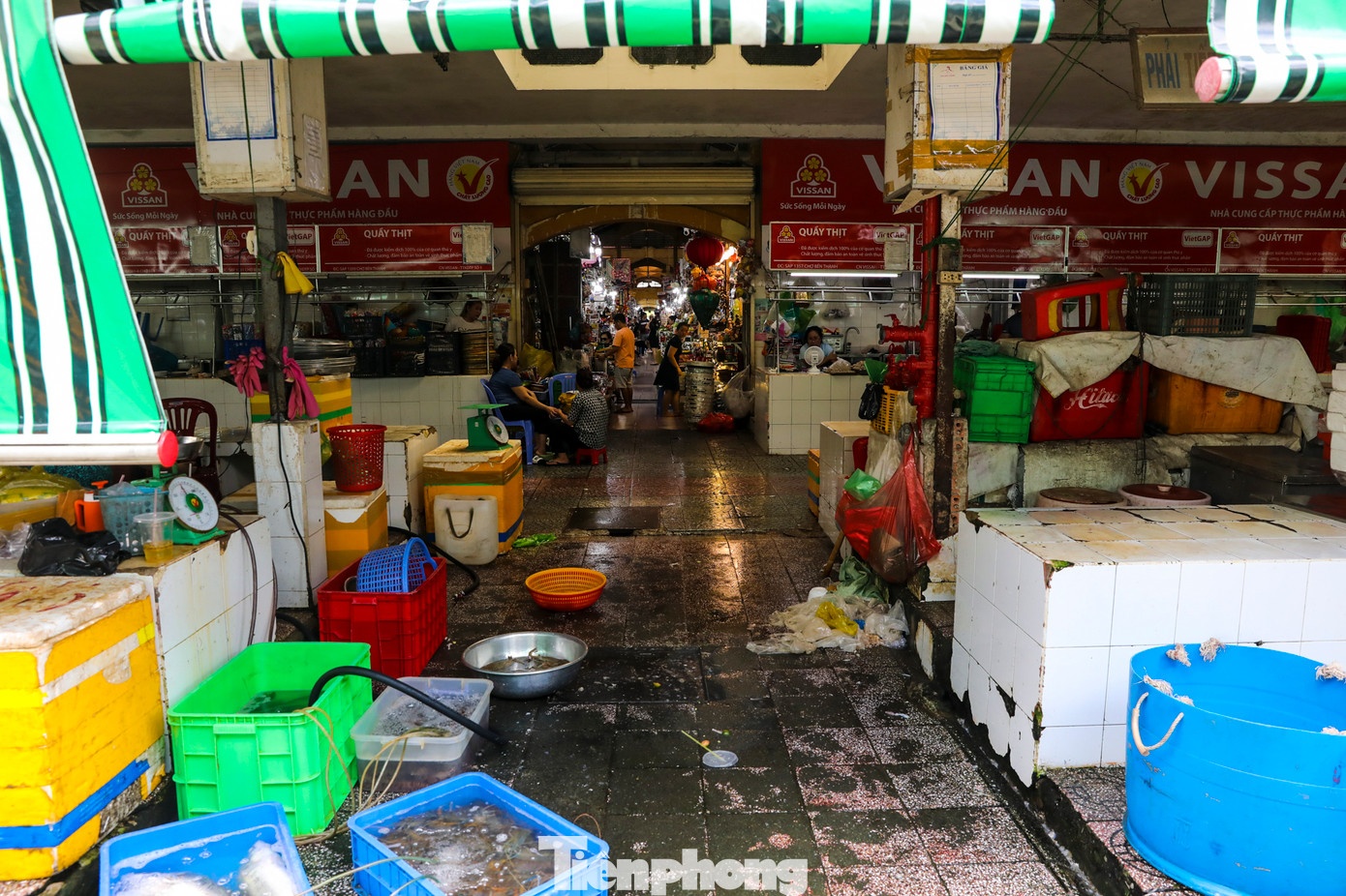 Phần nền tại các khu vực trong chợ sẽ được cải tạo, thay mới bằng loại gạch phù hợp và đồng bộ hơn. Hiện nay, gạch nền chợ bị bong tróc nhà nhiều và được chắp vá các kiểu gạch nền khác nhau gây mất thẩm mỹ.