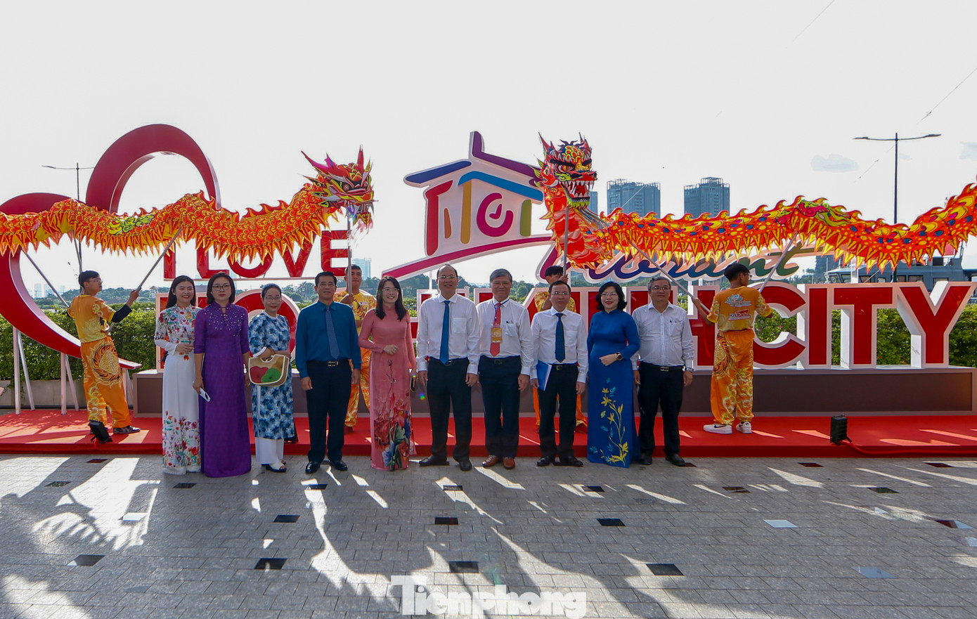 Theo bà Nguyễn Thị Ánh Hoa - Giám đốc Sở Du lịch TPHCM, Lễ hội Sông nước TPHCM lần thứ nhất là sự kiện lớn, được định hướng trở thành sản phẩm du lịch văn hóa độc đáo, đặc trưng của thành phố. Hơn 10 hoạt động văn hóa - giải trí - nghệ thuật - thể thao mang tính tương tác cao tại Lễ hội hứa hẹn mang đến cho người dân và du khách trải nghiệm thú vị, trọn vẹn cảm xúc về bản sắc, dấu ấn rất riêng của TPHCM. Theo bà Nguyễn Thị Ánh Hoa - Giám đốc Sở Du lịch TPHCM, Lễ hội Sông nước TPHCM lần thứ nhất là sự kiện lớn, được định hướng trở thành sản phẩm du lịch văn hóa độc đáo, đặc trưng của thành phố. Hơn 10 hoạt động văn hóa - giải trí - nghệ thuật - thể thao mang tính tương tác cao tại Lễ hội hứa hẹn mang đến cho người dân và du khách trải nghiệm thú vị, trọn vẹn cảm xúc về bản sắc, dấu ấn rất riêng của TPHCM.