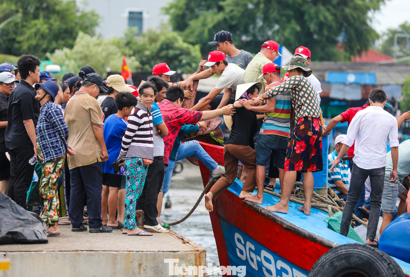 Nhiều người dân cũng đã có mặt tại bến đò để lên các ghe tàu nhằm đi theo đoàn lễ Nghinh Ông ra biển.