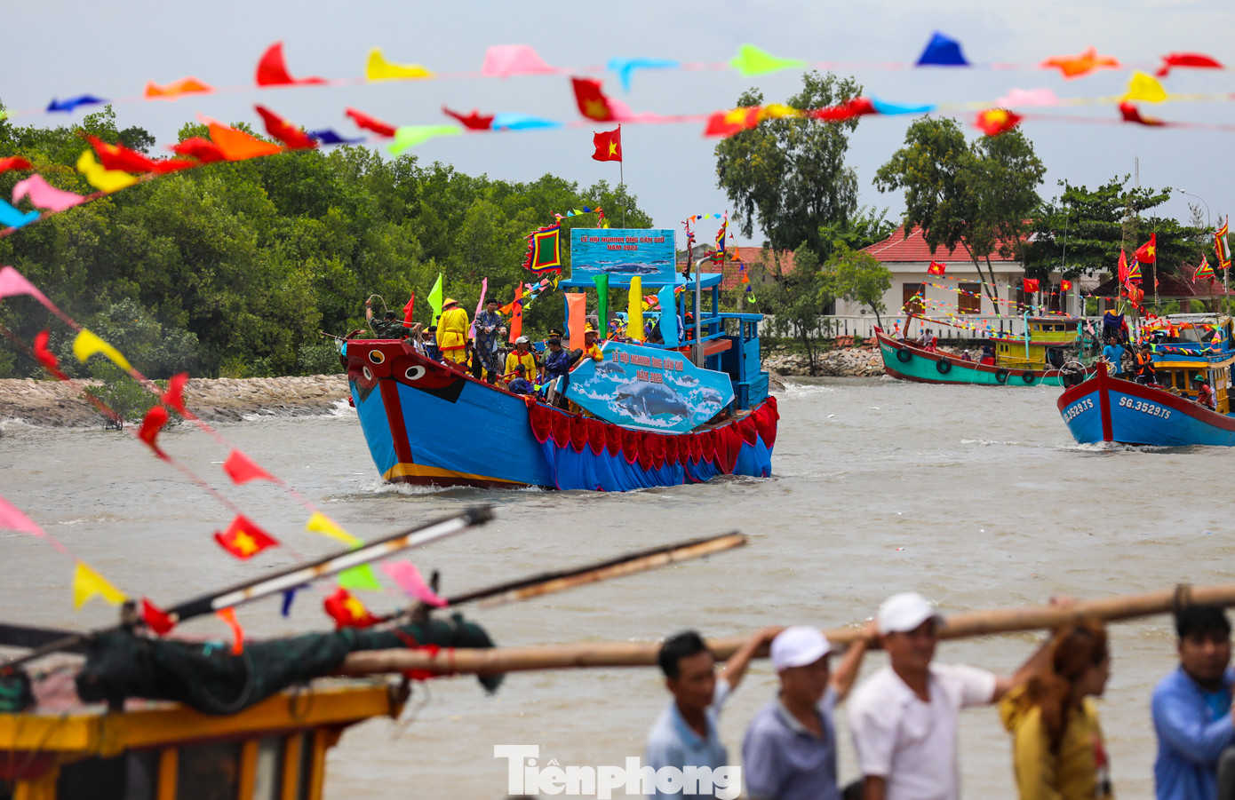 Đến khoảng 12h30, tàu chính chở Nghinh Ông trở về bến sau quá trình làm lễ ngoài biển.