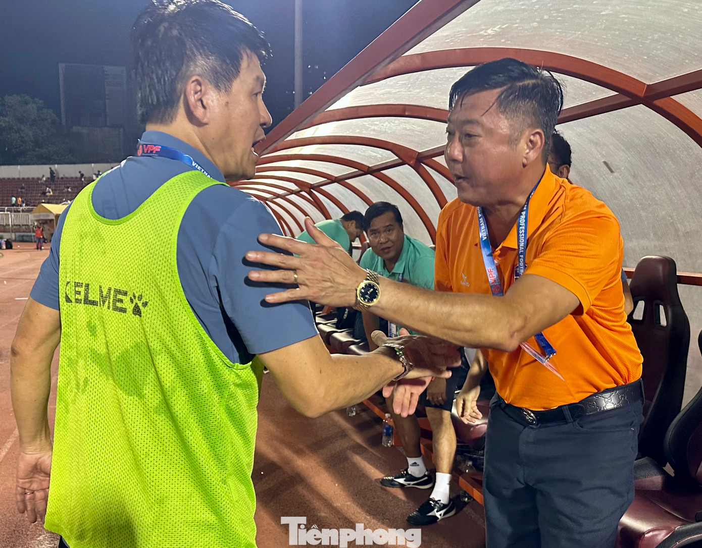 HLV Lê Huỳnh Đức dành những lời chúc mừng đến ông Vũ Tiến Thành, cả hai đều đã giúp đội bóng của mình đạt được mục đích tại mùa giải năm nay. HLV Lê Huỳnh Đức dành những lời chúc mừng đến ông Vũ Tiến Thành, cả hai đều đã giúp đội bóng của mình đạt được mục đích tại mùa giải năm nay.