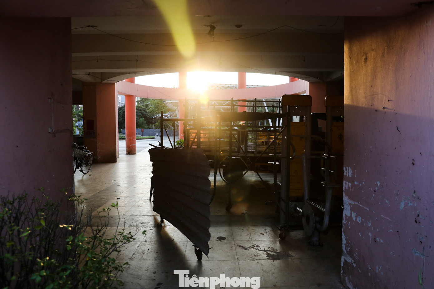 Khu sân khấu giờ biến thành kho chứa vật dụng.