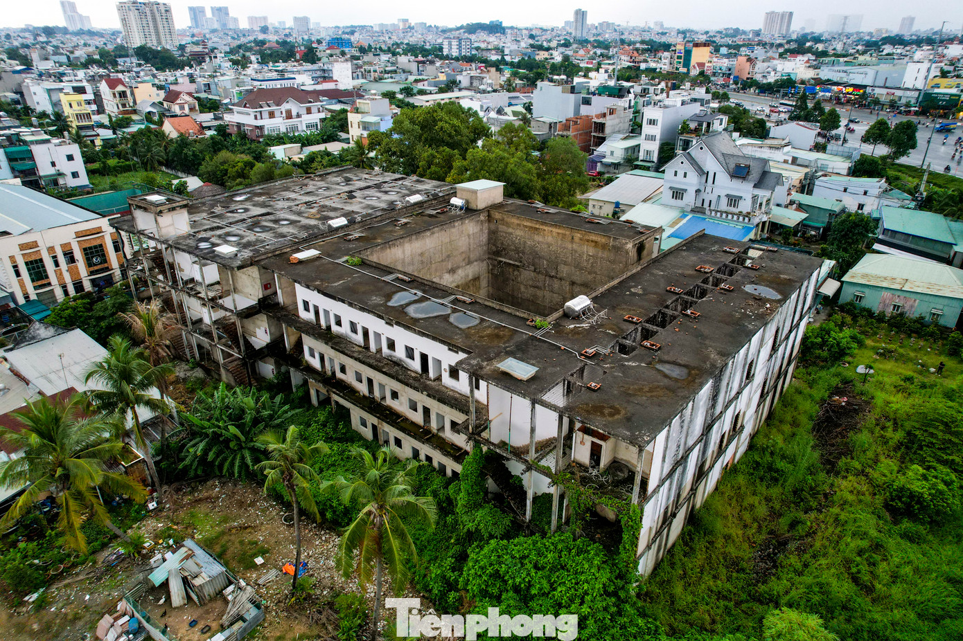Công an TPHCM cho biết, thành phố có khoảng 42.200 nhà trọ cho thuê kiểu "chung cư mini", đa số trang bị hệ thống chữa cháy nhưng tiềm ẩn nhiều rủi ro. Sau khi xảy ra vụ cháy chung cư mini ở Hà Nội, đơn vị tổng rà soát, kiểm tra công tác phòng cháy, chữa cháy trên địa bàn.
