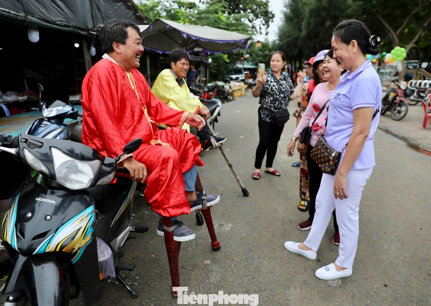 Nhiều du khách tỏ ra thích thú với bộ cà kheo của những người dân làng chài. Nhiều du khách tỏ ra thích thú với bộ cà kheo của những người dân làng chài.