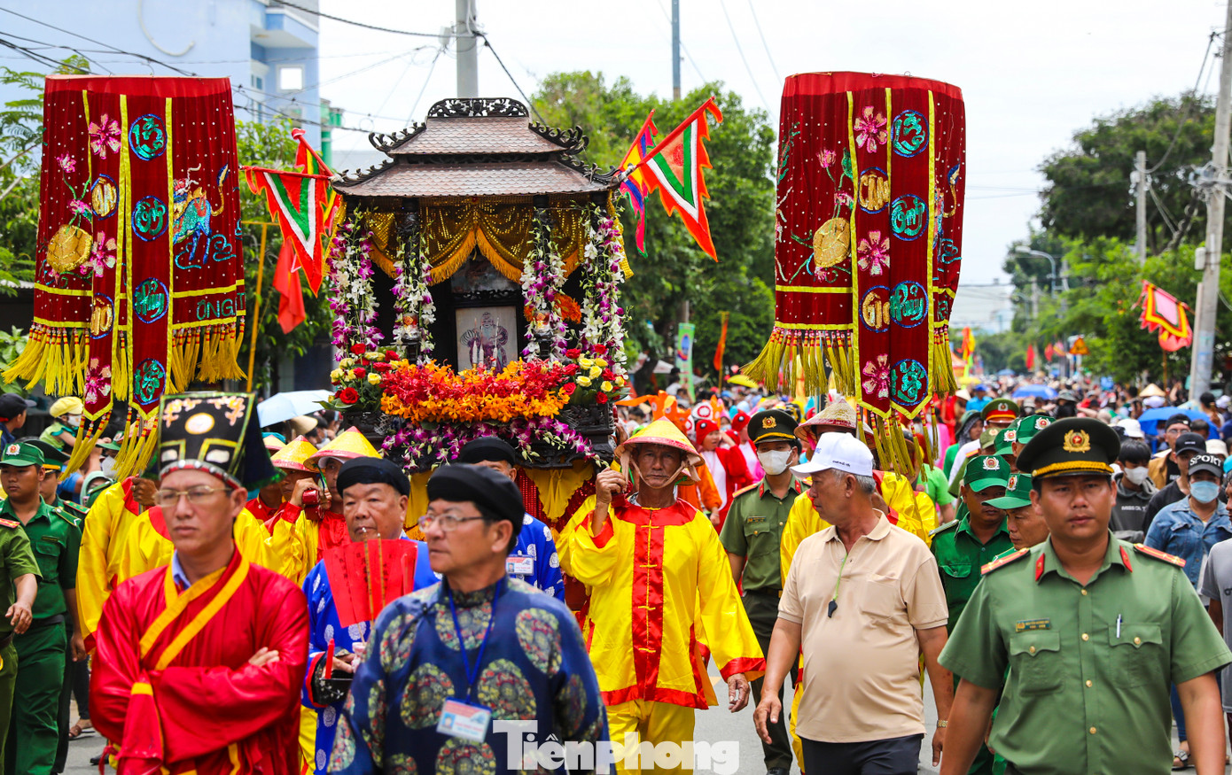 Đoàn nghinh Ông đi và về diễn ra long trọng và trang nghiêm.