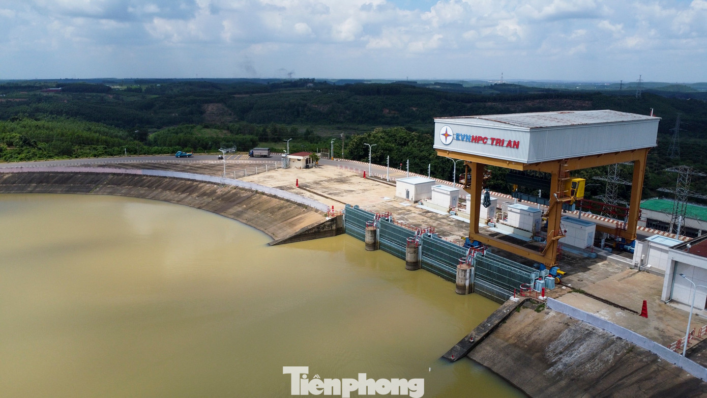 Ngoài sản xuất điện lưới quốc gia, công trình còn đảm bảo nước sinh hoạt, nông nghiệp, điều tiết lũ cho vùng hạ lưu hệ thống sông Đồng Nai. Tháng 8 và 9 hàng năm, khi mưa lớn hồ thường xả tràn để đảm bảo an toàn cho đập.