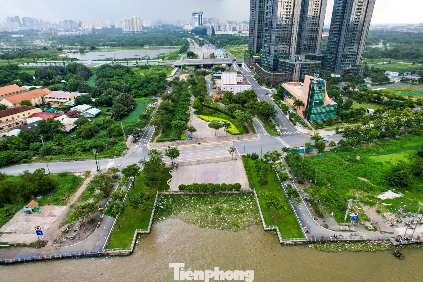 Nóc hầm Thủ Thiêm là điểm cuối của tuyến đường ven sông Sài Gòn phía TP Thủ Đức được cải tạo. Hiện đoạn này cũng đã xây dựng một đoạn bờ kè, lắp lan can, trồng cây xanh.