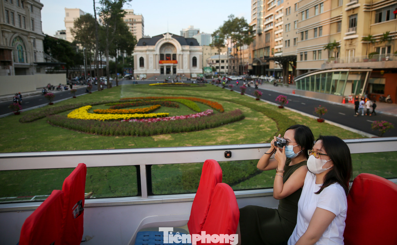 Nhà hát thành phố luôn là điểm dừng chân không thể thiếu của các du khách trong chuyến du lịch vòng quanh TPHCM.