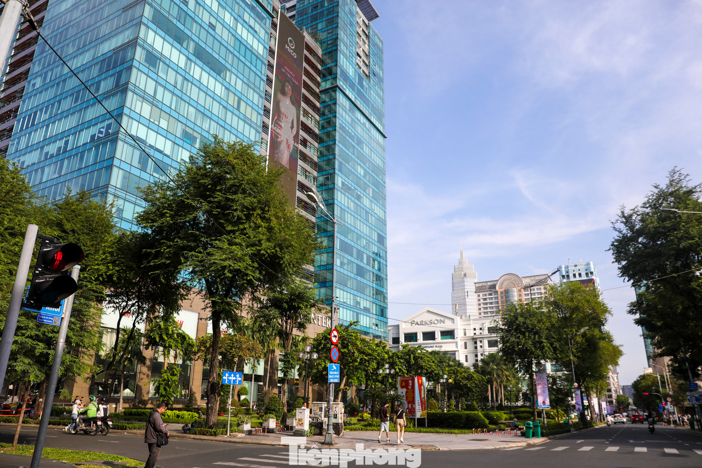 Con số này tăng 17% so với cùng kỳ và tăng 40% so với trước dịch bệnh COVID-19, đưa đường Đồng Khởi tăng một bậc lên hạng 13 so với năm ngoái. Giá thuê mặt bằng đường Đồng Khởi cao hơn cả các tuyến đường đắt nhất tại Munich (Đức), Amsterdam (Hà Lan) hay Bangkok (Thái Lan).