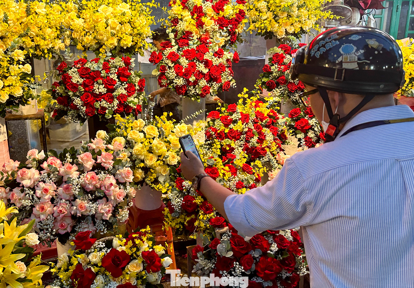 Một khách hàng cẩn thận gọi điện thoại về cho người thân nhằm chọn được bó hoa ưng ý nhất.