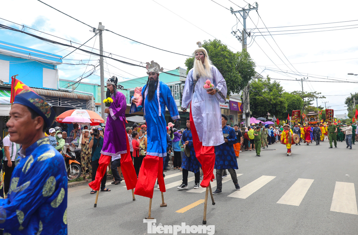 Đám diễu hành với hai con rồng cao, dài, thật đẹp đi theo sau xe hộ tống, kế đến là các đoàn “tôm, cua, cá”, các đoàn rước đi trên những chiếc cà kheo lênh khênh.