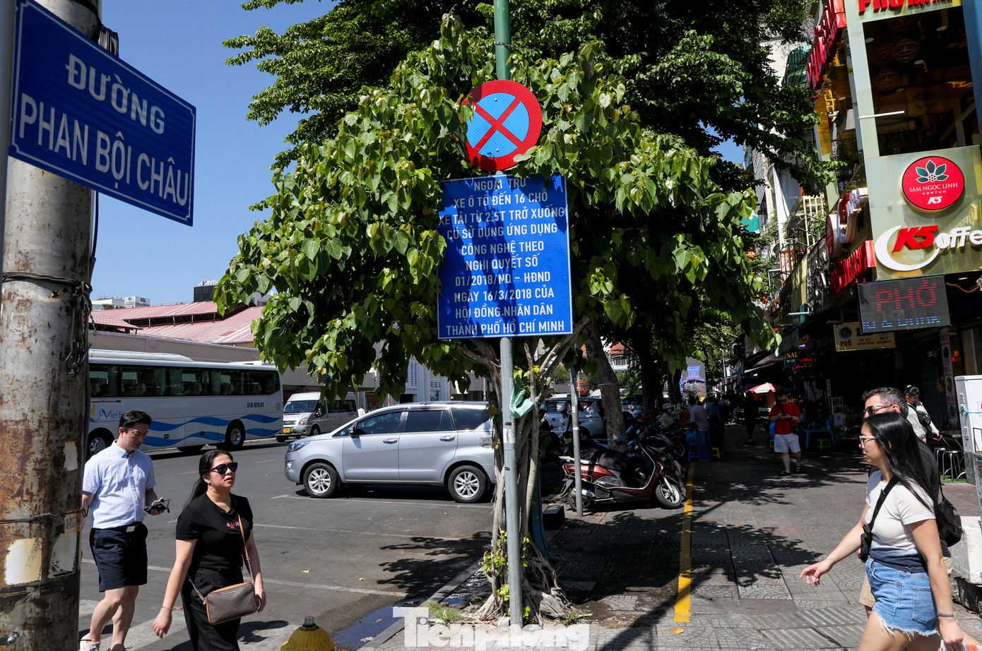 Không chỉ kẻ vạch, UBND quận 1 cũng đẩy nhanh việc sửa chữa vỉa hè, đường sá để đáp ứng nhu cầu đi lại, sử dụng của người dân và chỉnh trang hạ tầng đô thị.