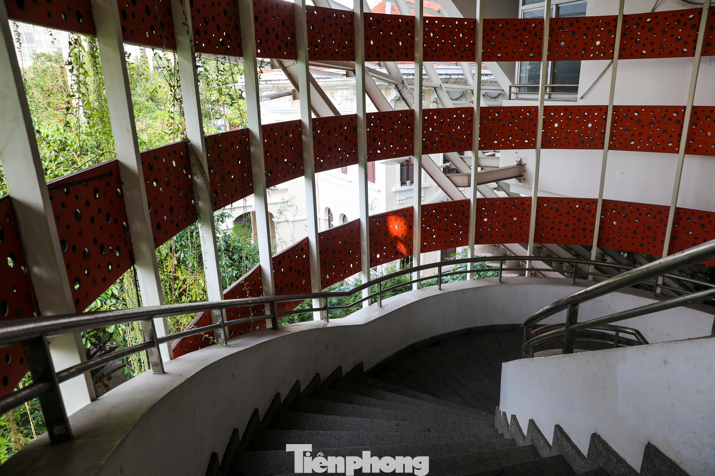 Những đường cong mềm mại gây ấn tượng và tạo nên cảm giác bay bổng, tự do, sáng tạo phù hợp với lứa tuổi thiếu nhi.