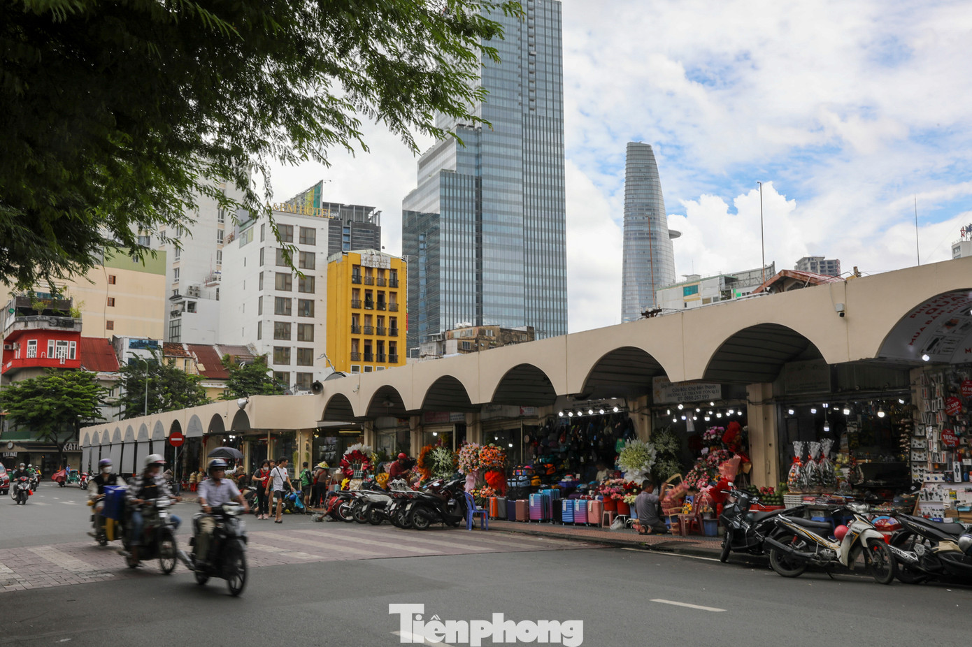 Chợ Bến Thành được xây dựng năm 1912, đến năm 1985 chợ được trùng tu sửa chữa lần đầu.