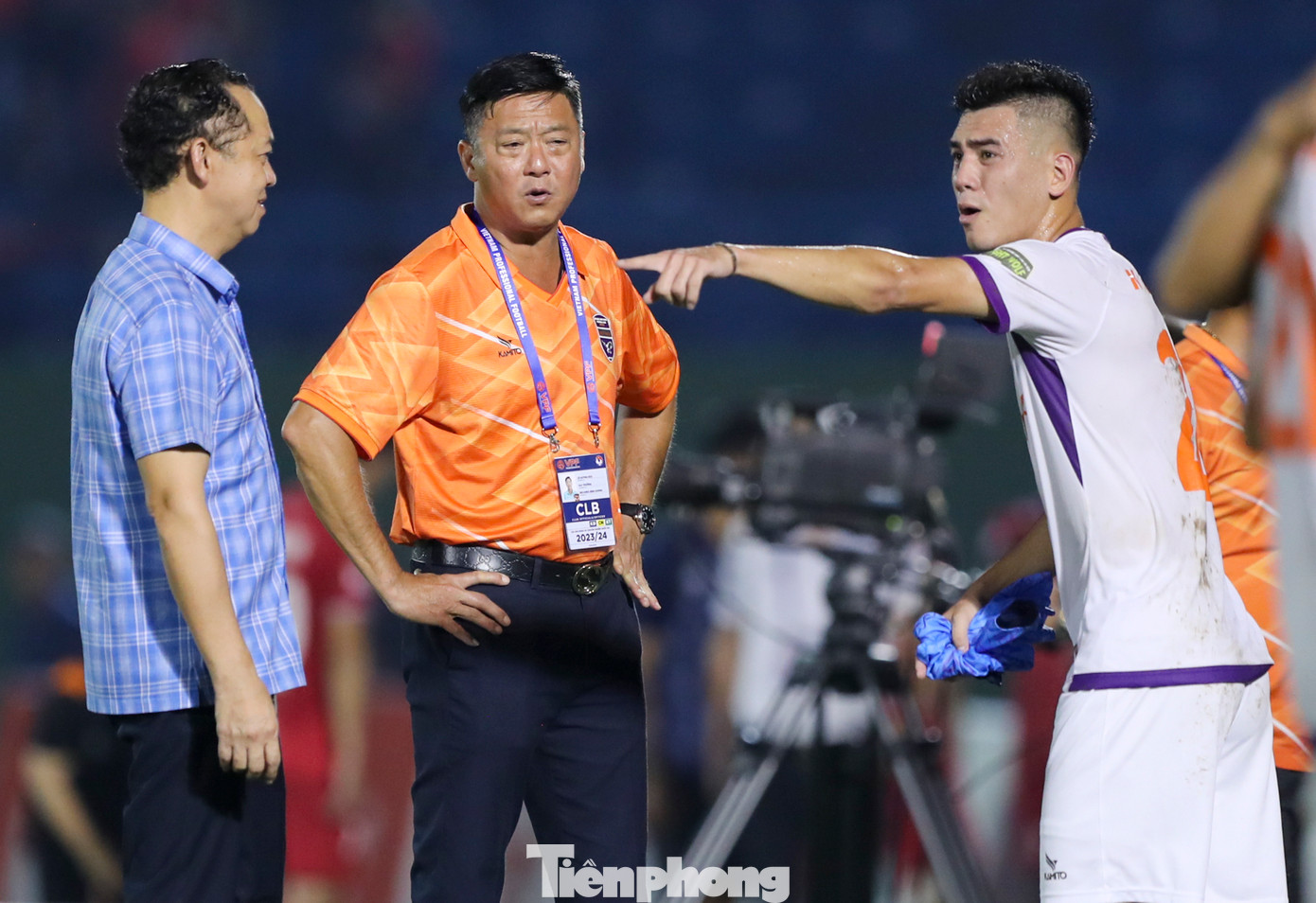 Trong khi đồng đội đang ăn mừng chiến thắng, Tiến Linh cùng HLV Lê Huỳnh Đức cũng đã có buổi trao đổi khá căng thẳng về những diễn biến trên sân.