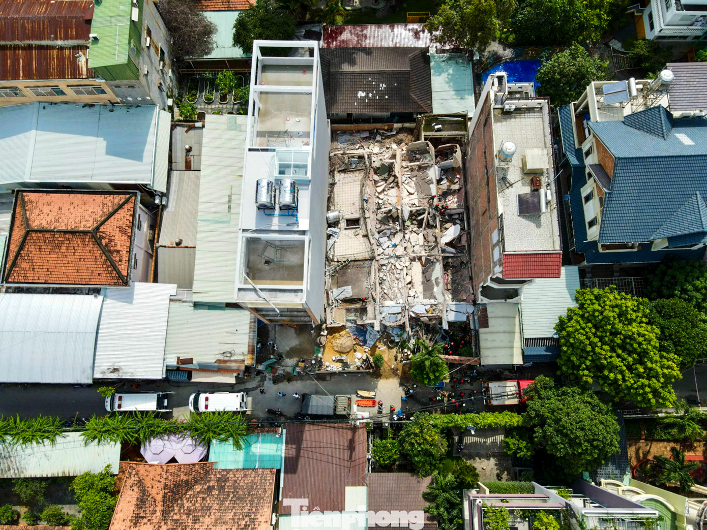 Khoảng 12h30, người dân trong hẻm 133 đường Bình Quới (phường 27, quận Bình Thạnh, TPHCM) phát hiện căn nhà cao tầng bị đổ sập hoàn toàn. Nhận tin báo, lực lượng Cảnh sát PCCC và cứu nạn cứu hộ Công an quận Bình Thạnh và các đơn vị nhanh chóng có mặt... ... và triển khai lực lượng thực hiện công tác cứu hộ các nạn nhân. Theo ghi nhận của phóng viên tại hiện trường, căn nhà 4 tầng bị đổ sập hoàn toàn. Gạch đá, vật liệu xây dựng ngổn ngang. Xe cứu thương và nhân viên y tế cũng có mặt tại hiện trường để cấp cứu người bị nạn.