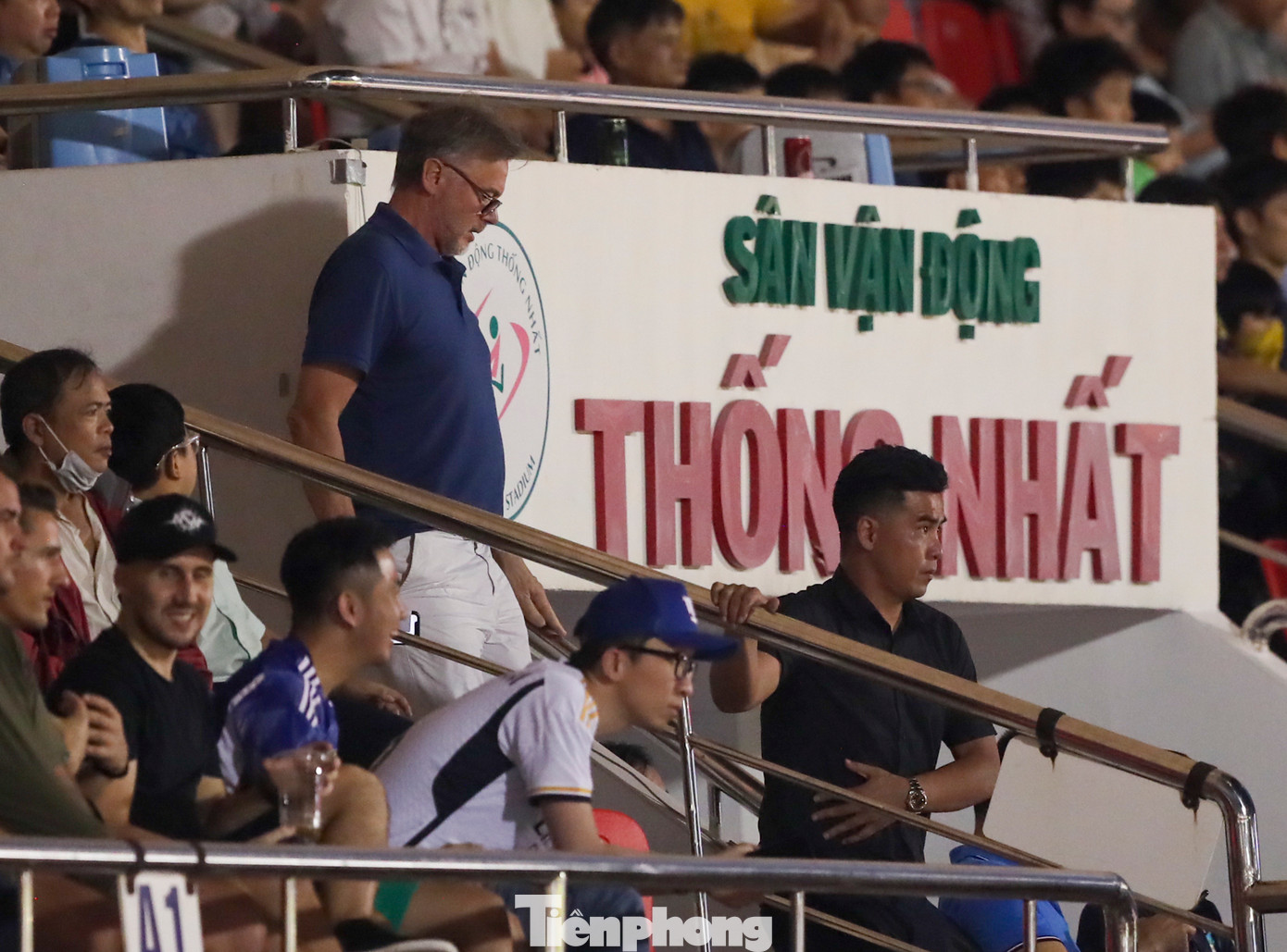 HLV Troussier cùng trợ lý Nguyễn Việt Thắng cũng đến để dự khán trận đấu và sớm rời khỏi sân khi hiệp 2 trôi về những phút cuối. HLV Troussier cùng trợ lý Nguyễn Việt Thắng cũng đến để dự khán trận đấu và sớm rời khỏi sân khi hiệp 2 trôi về những phút cuối.