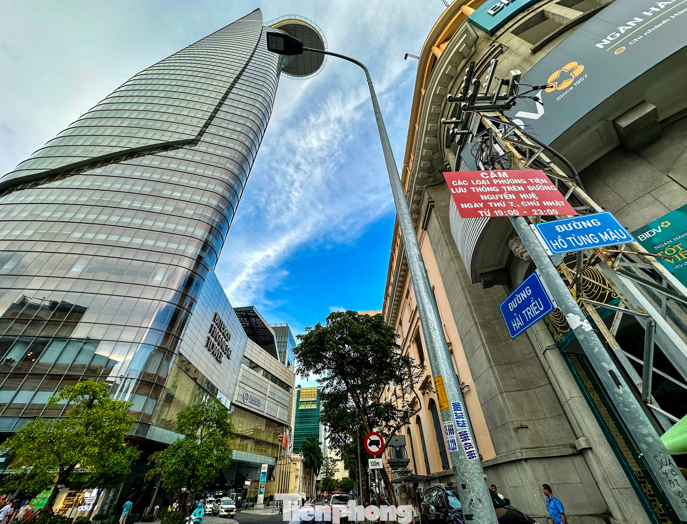 Mới đây UBND Quận 1 đề xuất UBND TPHCM cho giữ xe máy dưới lòng các đường gần phố Nguyễn Huệ gồm Mạc Thị Bưởi, Ngô Đức Kế, Hải Triều để đáp ứng nơi gửi xe cho người dân.