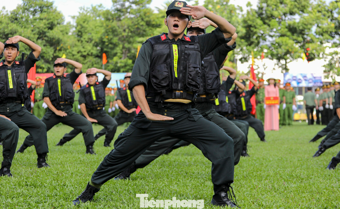 Các đội tham gia phần thi duyệt đội ngũ.