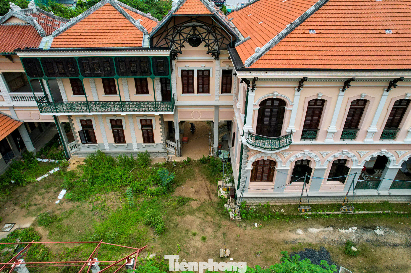 Biệt thự được xây dựng theo lối kiến trúc Pháp cổ. Theo bà Lan, đây là tài sản riêng của gia đình, có giá trị lớn về văn hóa và di sản, cần được bảo tồn.