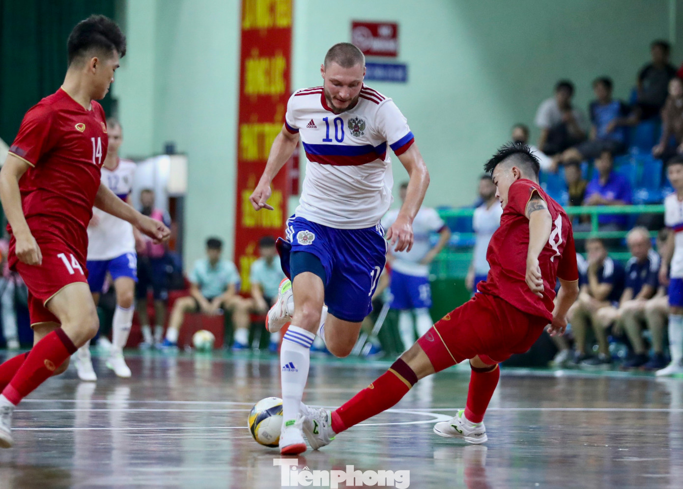 Đến phút 28, Việt Nam một lần nữa nhận bàn thua trong một tình huống phối hợp đá phạt chỉ 3 chạm của đại diện từ châu Âu.