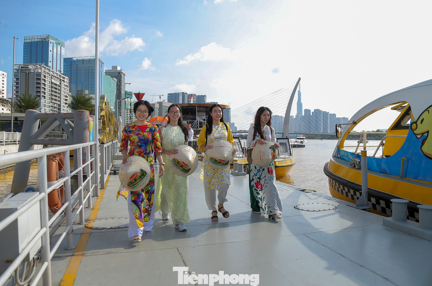 Đến với lễ hội, người dân và du khách có thể trải nghiệm các chương trình du lịch đường thủy, trải nghiệm không gian "Trên bến dưới thuyền" tại Kênh Nhiêu Lộc - Quận 1, Bến Bình Đông - Quận 8 với các hoạt động hấp dẫn tái hiện nếp sống của cộng đồng cư dân Sài Gòn - Chợ Lớn - Gia Định - TPHCM qua các thời kỳ và mua sắm nông sản, đặc sản của các địa phương. Đến với lễ hội, người dân và du khách có thể trải nghiệm các chương trình du lịch đường thủy, trải nghiệm không gian "Trên bến dưới thuyền" tại Kênh Nhiêu Lộc - Quận 1, Bến Bình Đông - Quận 8 với các hoạt động hấp dẫn tái hiện nếp sống của cộng đồng cư dân Sài Gòn - Chợ Lớn - Gia Định - TPHCM qua các thời kỳ và mua sắm nông sản, đặc sản của các địa phương.