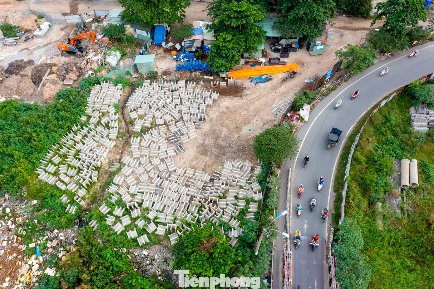 Theo ghi nhận của Tiền Phong, bên trong công trình xây dựng cầu Tân Kỳ- Tân Quý không có công nhân, cỏ cây mọc um tùm, vật liệu xây dựng nằm ngổn ngang.