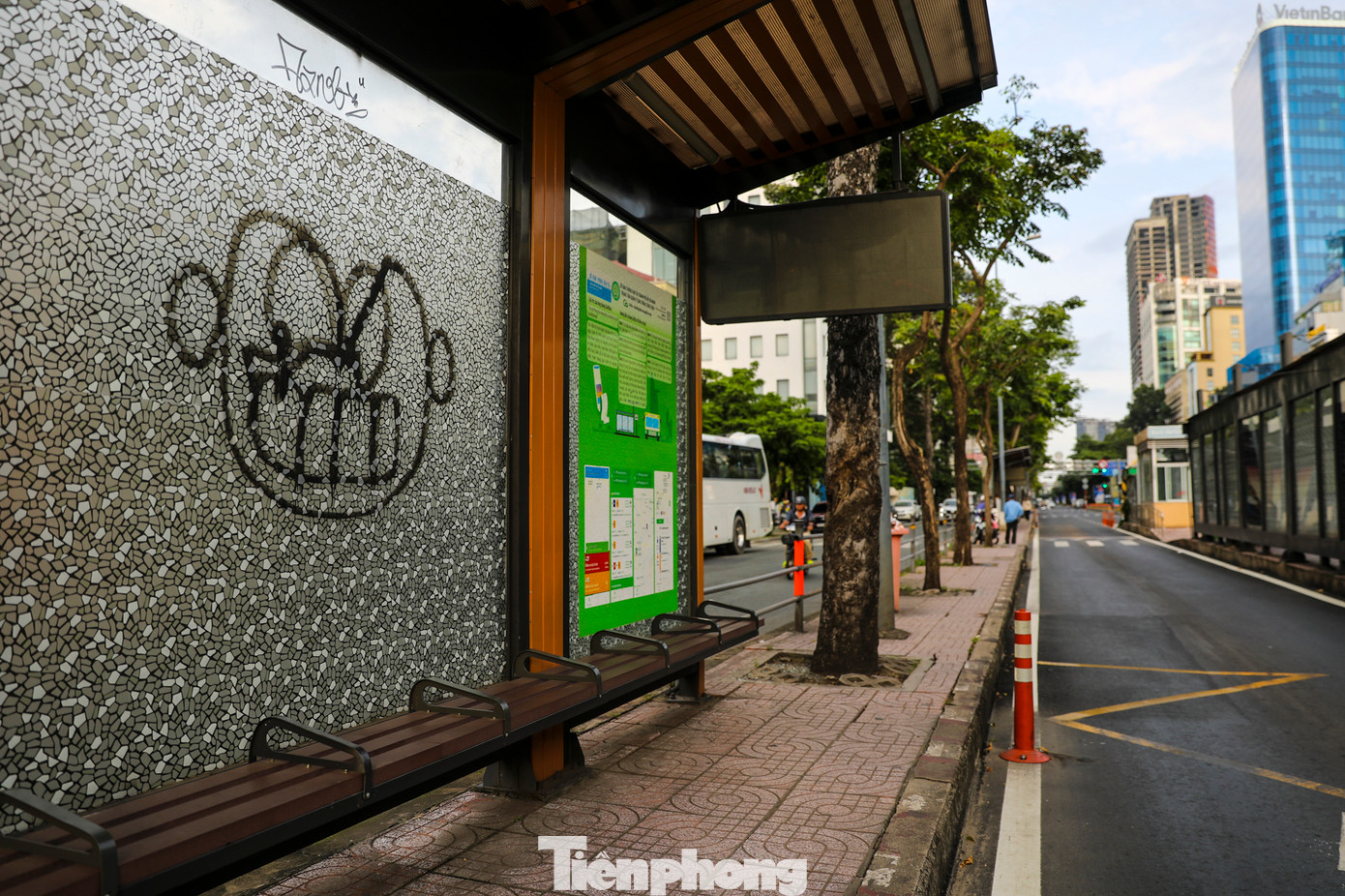 Khu vực chờ tại các bến xe buýt nằm trên đường Hàm Nghi (quận 1) cũng xuất hiện nhiều hình vẽ nguệch ngoạc.