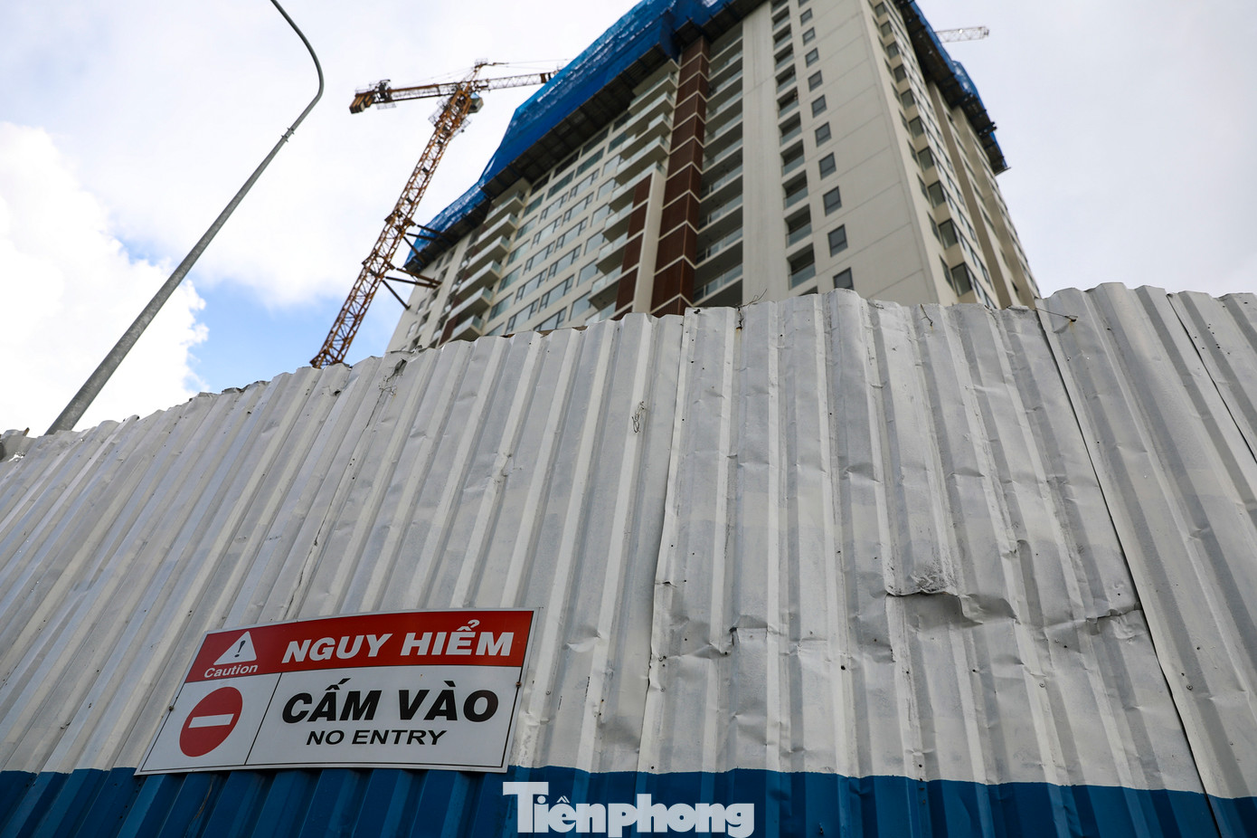 Trong thông cáo báo chí phát đi năm 2022, chủ đầu tư dự án này cho biết: "Đứng trước việc không thể cam kết được tiến độ thực hiện dự án và để đảm bảo an toàn cho khoản đầu tư của khách hàng, Tiến Phát có đưa ra phương án hoàn lại tiền cọc kèm khoản lãi suất cho khoản tiền cọc này. Việc này hoàn toàn là sự thương lượng giữa Tiến Phát và cá nhân từng khách hàng theo nguyên tắc đảm bảo lợi ích hài hòa của hai bên. Chúng tôi hoàn toàn không có bất kỳ hành động ép buộc hay đơn phương tiến hành thanh lý bất cứ một hợp đồng đặt cọc nào với khách hàng". Trong thông cáo báo chí phát đi năm 2022, chủ đầu tư dự án này cho biết: "Đứng trước việc không thể cam kết được tiến độ thực hiện dự án và để đảm bảo an toàn cho khoản đầu tư của khách hàng, Tiến Phát có đưa ra phương án hoàn lại tiền cọc kèm khoản lãi suất cho khoản tiền cọc này. Việc này hoàn toàn là sự thương lượng giữa Tiến Phát và cá nhân từng khách hàng theo nguyên tắc đảm bảo lợi ích hài hòa của hai bên. Chúng tôi hoàn toàn không có bất kỳ hành động ép buộc hay đơn phương tiến hành thanh lý bất cứ một hợp đồng đặt cọc nào với khách hàng".