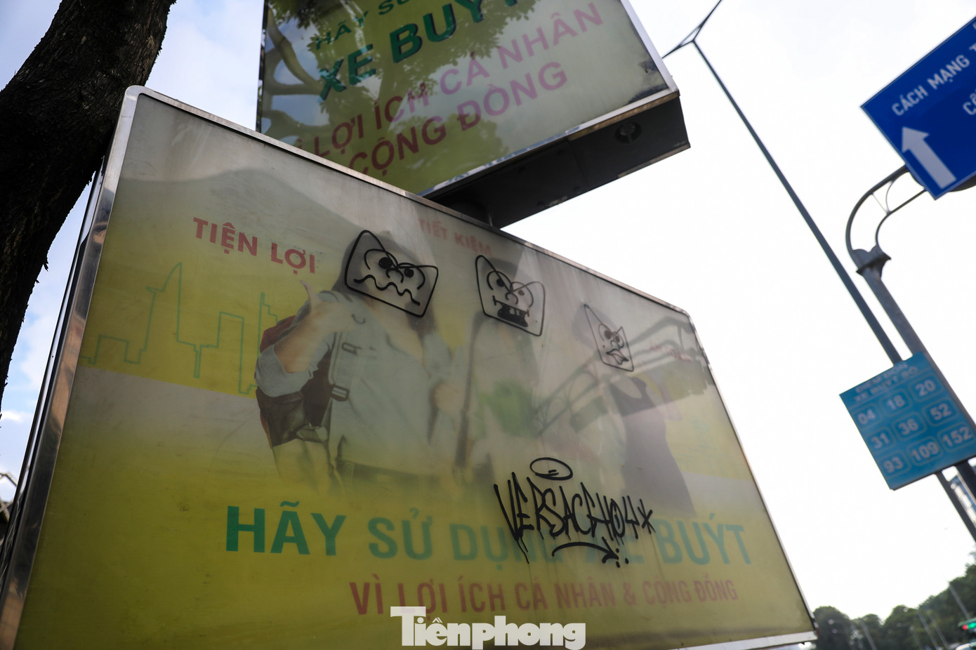 Một bảng hiệu đặt kế nhà chờ xe buýt cũng bị vẽ bậy khá phản cảm.