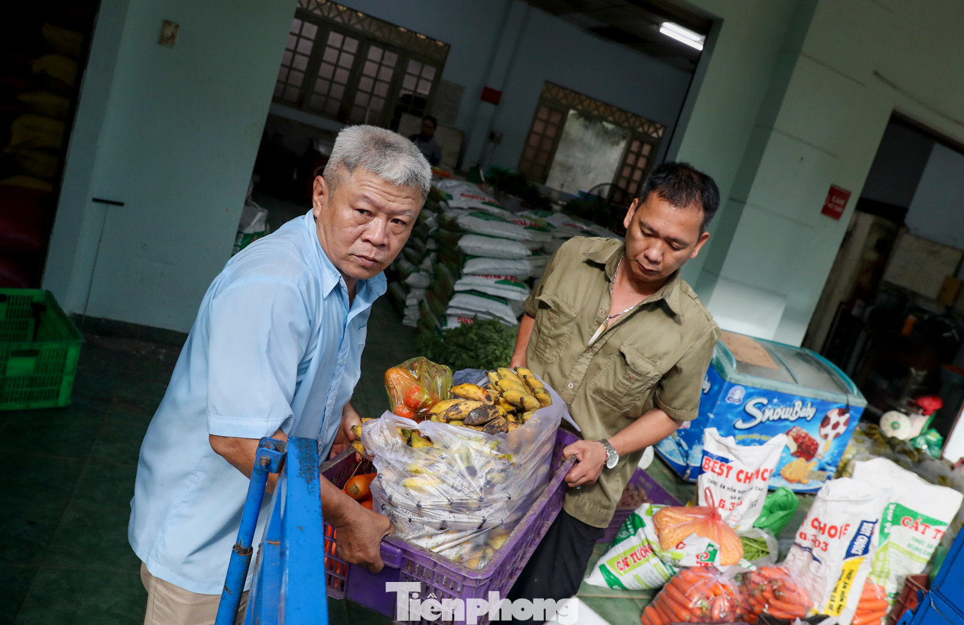 Sau khi hoàn thành các công đoạn sơ chế và phân bổ, ông Nê trực tiếp sắp xếp các khẩu phần ăn lên xe để chuyển đến các chuồng.