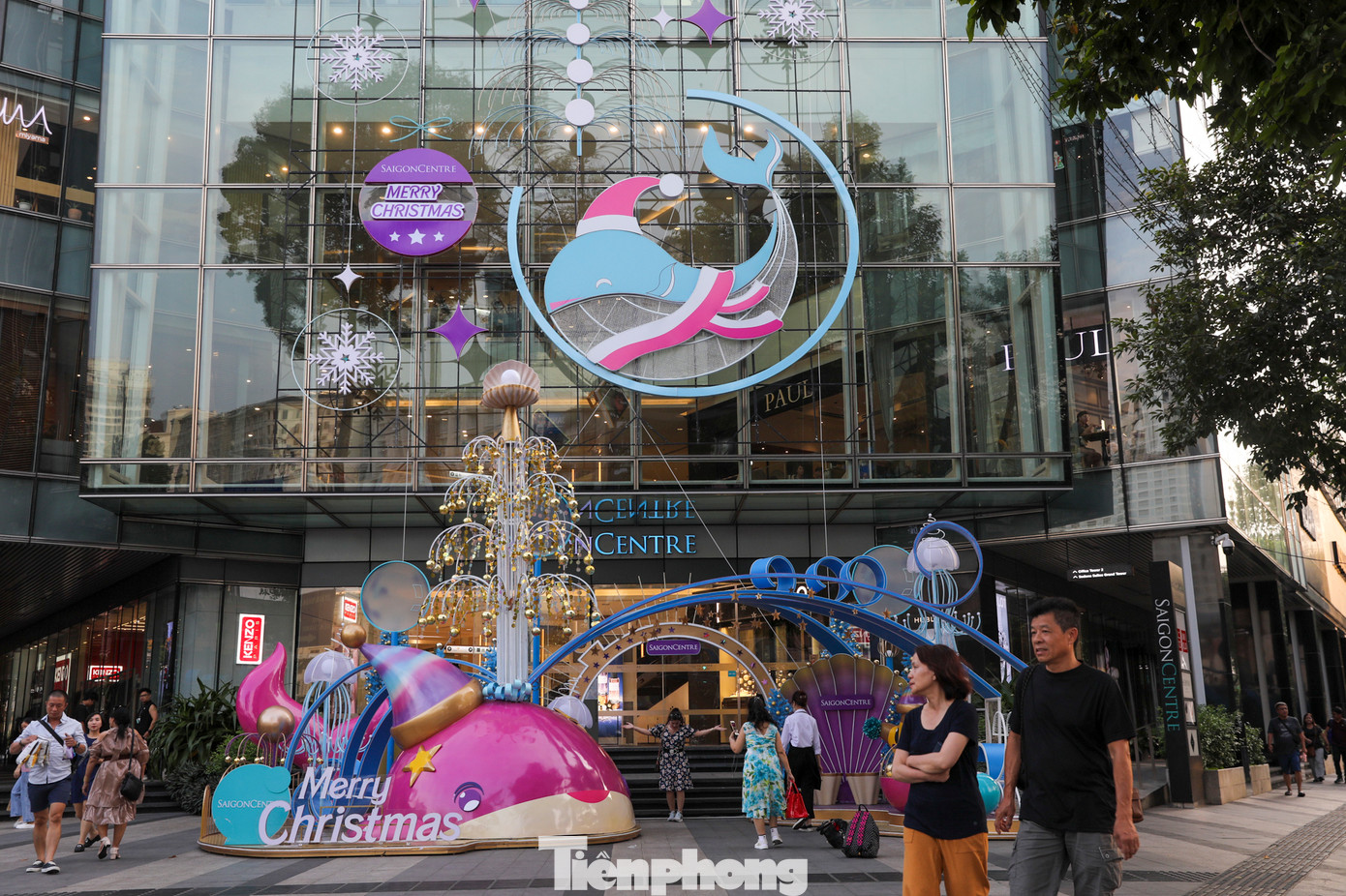 Dưới chân trung tâm thương mại Takashimaya đã được trang hoàng lộng lẫy với nhiều thiết kế độc đáo và bắt mắt thu hút nhiều người đến chụp ảnh. Dưới chân trung tâm thương mại Takashimaya đã được trang hoàng lộng lẫy với nhiều thiết kế độc đáo và bắt mắt thu hút nhiều người đến chụp ảnh.