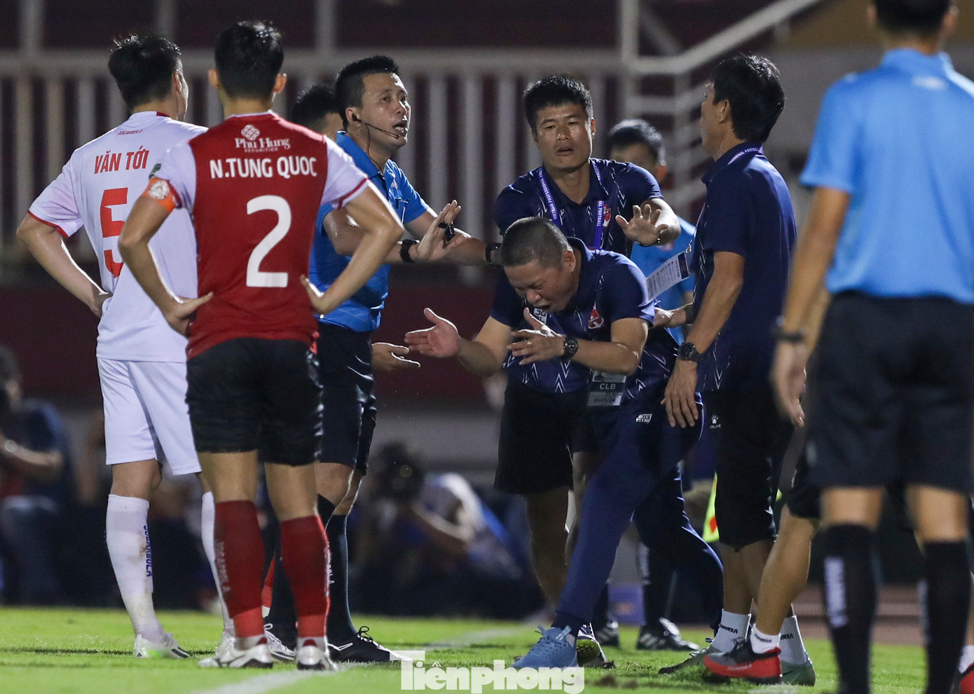 Trận đấu càng trôi về những phút cuối càng có nhiều tình huống nóng xảy ra. HLV Chu Đình Nghiêm không hài lòng và phản ứng khá gay gắt với trọng tài Hoàng Ngọc Hà về một quyết định từ một pha ném biên của đội nhà. Trận đấu càng trôi về những phút cuối càng có nhiều tình huống nóng xảy ra. HLV Chu Đình Nghiêm không hài lòng và phản ứng khá gay gắt với trọng tài Hoàng Ngọc Hà về một quyết định từ một pha ném biên của đội nhà.