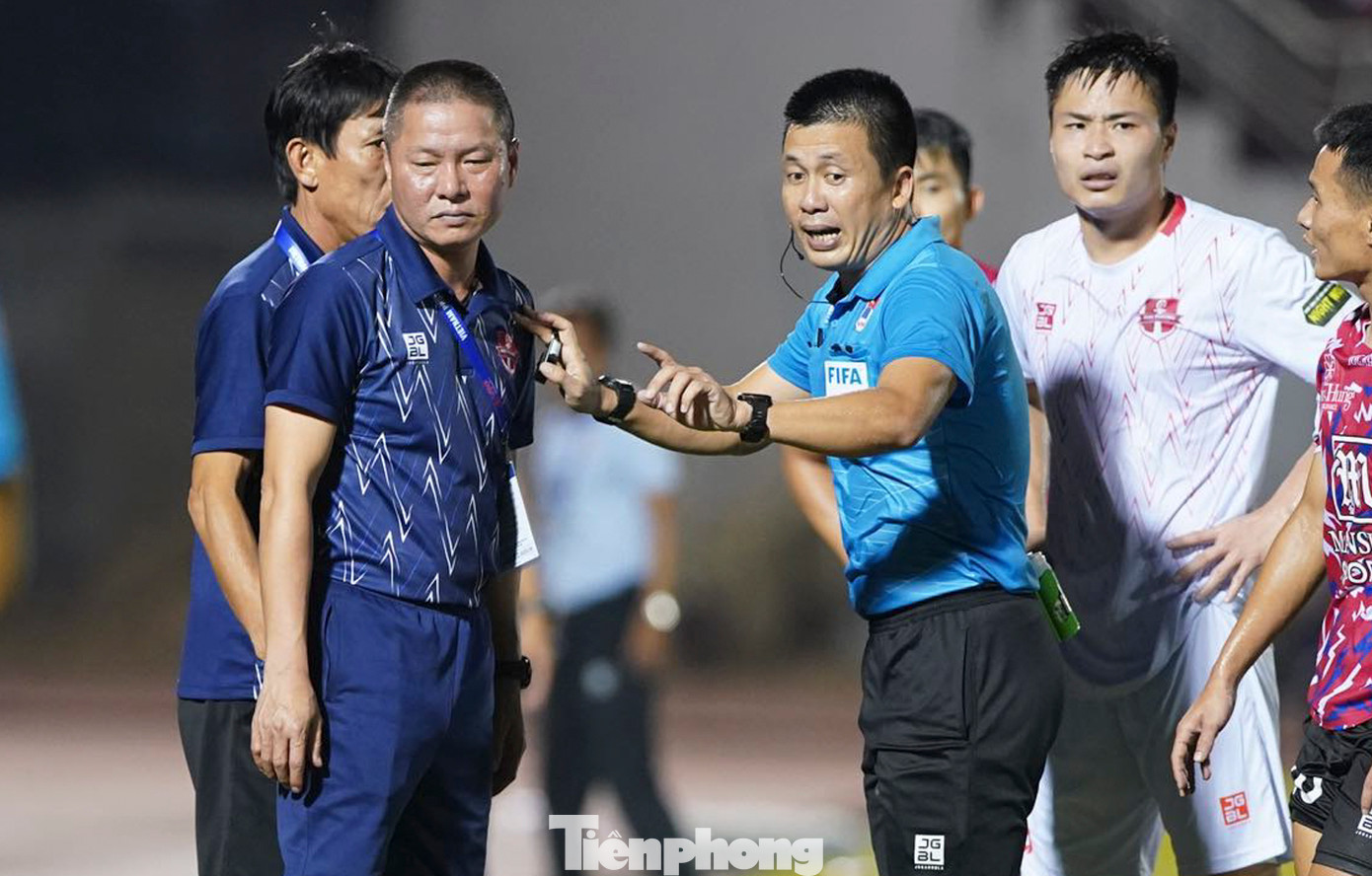 Cả hai đã có những tranh cãi khá quyết liệt, ban huấn luyện CLB Hải Phòng phải cố gắng hết sức để ngăn cái đầu nóng của HLV Chu Đình Nghiêm nhằm tránh những tình huống đáng tiếc xảy ra. Cả hai đã có những tranh cãi khá quyết liệt, ban huấn luyện CLB Hải Phòng phải cố gắng hết sức để ngăn cái đầu nóng của HLV Chu Đình Nghiêm nhằm tránh những tình huống đáng tiếc xảy ra.
