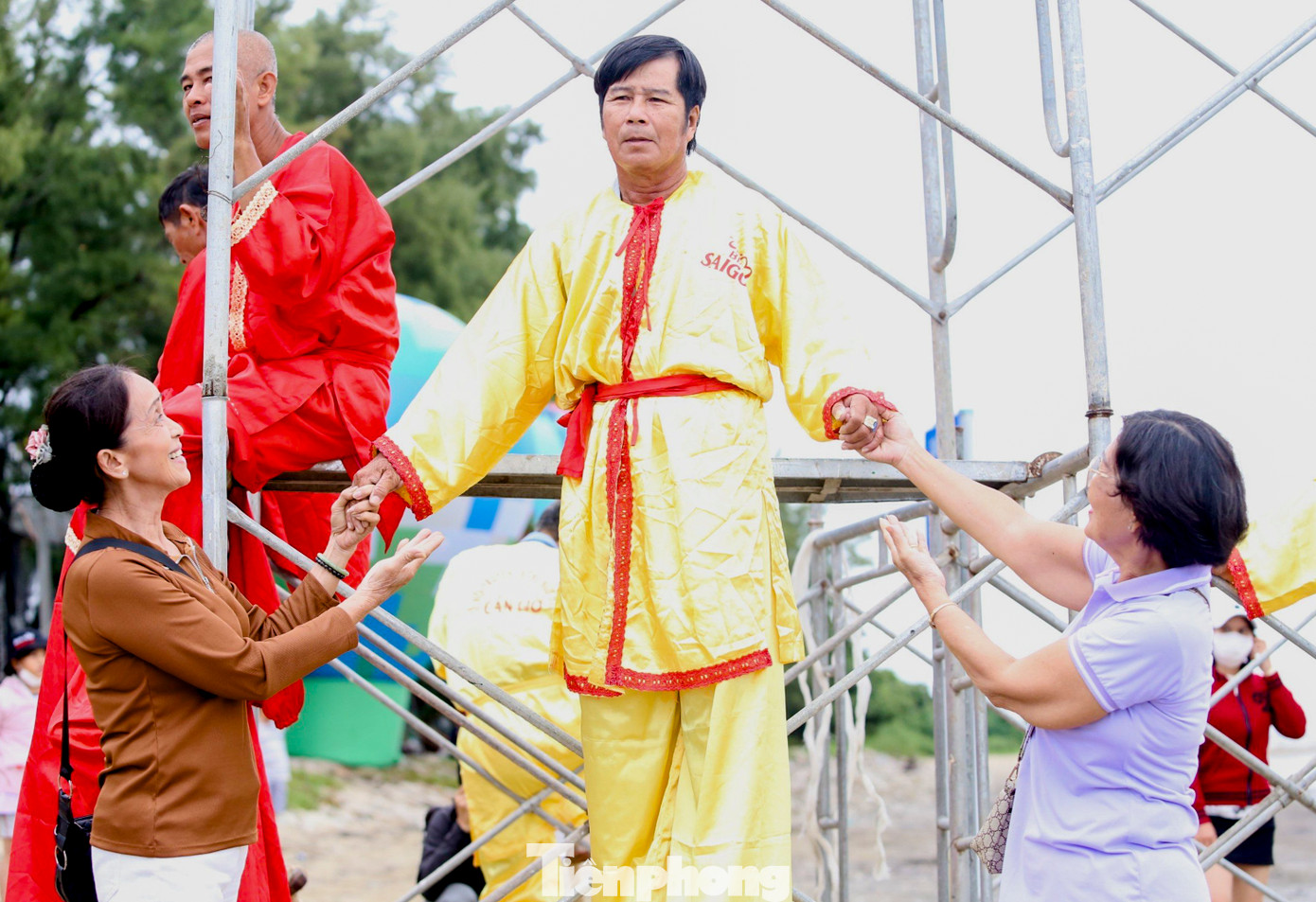 Bà Nguyễn Thị Minh Hoàng (Việt kiều Pháp) cho biết đây là lần đầu tiên được xem một trận đấu bóng đá cà kheo. “Tôi quay video để mang về Pháp cho người thân xem. Nước ngoài không có được những điều như thế này”, bà Hoàng bày tỏ. Bà Nguyễn Thị Minh Hoàng (Việt kiều Pháp) cho biết đây là lần đầu tiên được xem một trận đấu bóng đá cà kheo. “Tôi quay video để mang về Pháp cho người thân xem. Nước ngoài không có được những điều như thế này”, bà Hoàng bày tỏ.