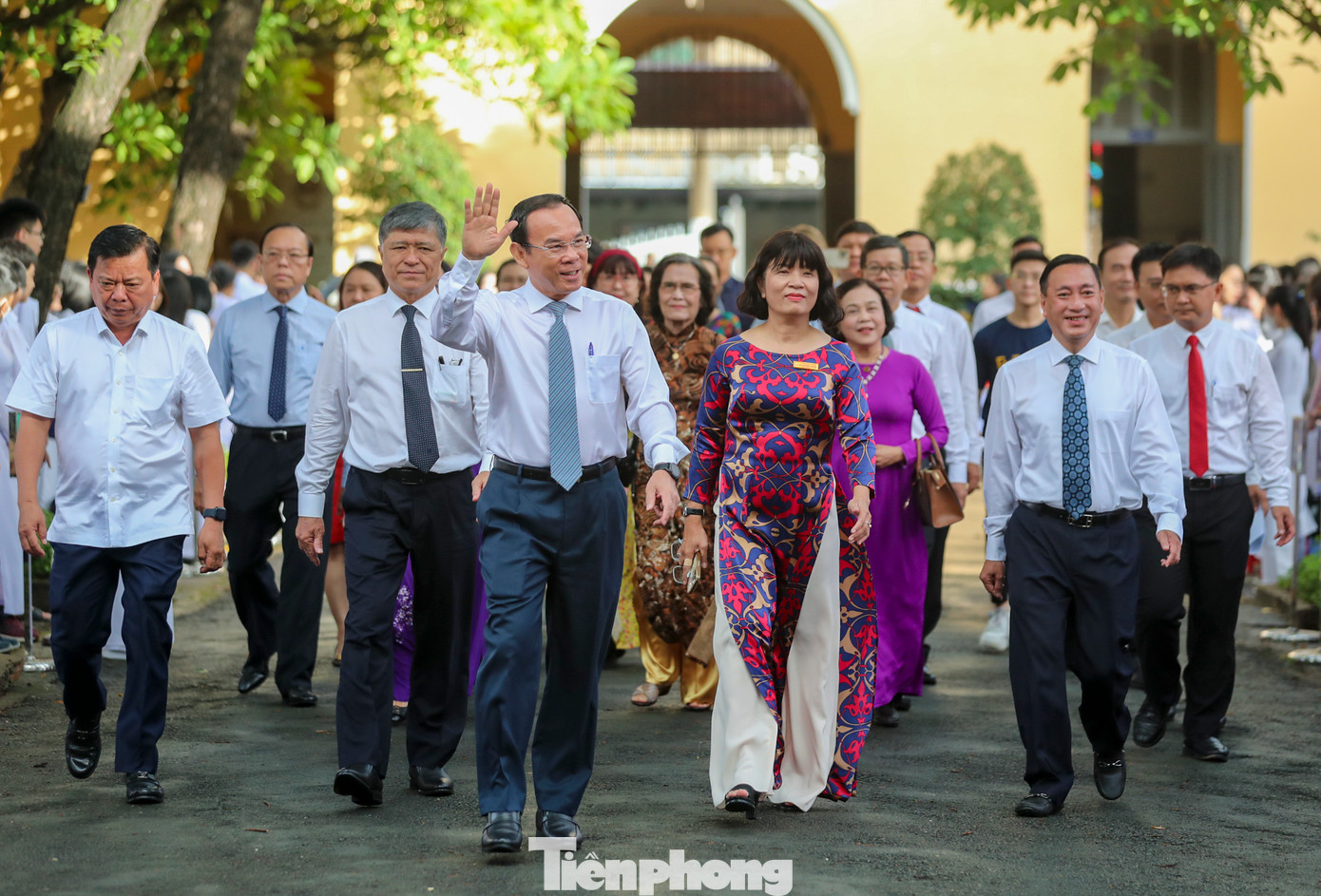 Đúng 7 giờ sáng 5/9, Bí thư Thành ủy Nguyễn Văn Nên có mặt tại Trường THPT Nguyễn Thị Minh Khai (quận 1) để tham dự lễ khai giảng năm học 2023-2024. Đi cùng đoàn còn có ông Nguyễn Văn Hiếu - Giám đốc Sở GD&amp;ĐT, cùng các lãnh đạo ban ngành của thành phố.