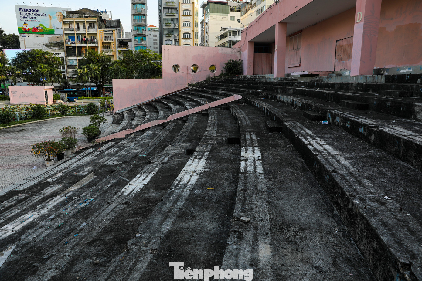 Theo ghi nhận của Tiền Phong, sau thời gian không hoạt động, nhiều hạng mục công trình được tháo dỡ, khu vực bố trí sân khấu trước đây đang để trống.