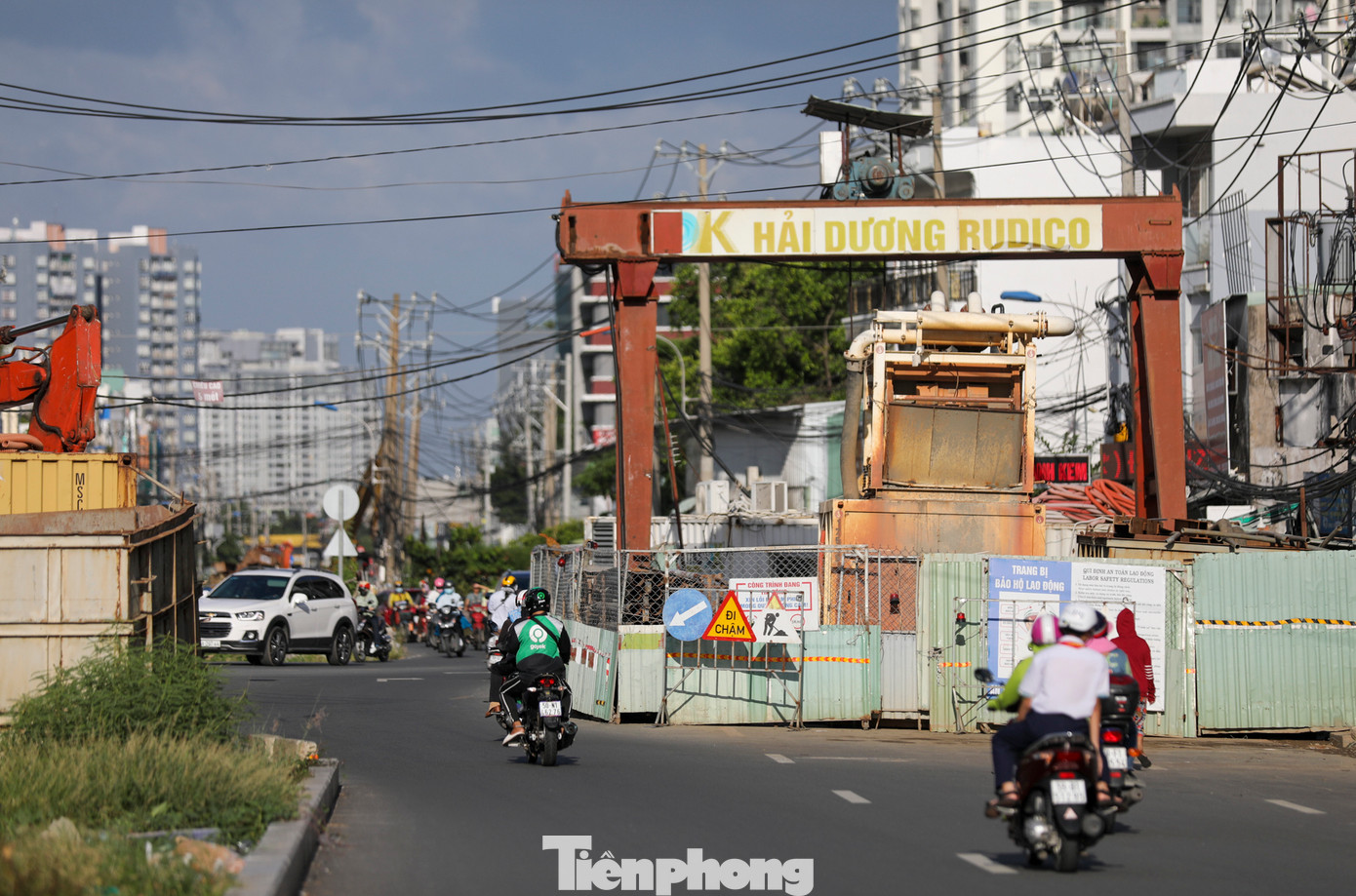 Con đường hai chiều nhưng gần như bị mất hơn một nửa diện tích mặt đường do lô cốt của dự án vệ sinh môi trường TPHCM (giai đoạn 2).